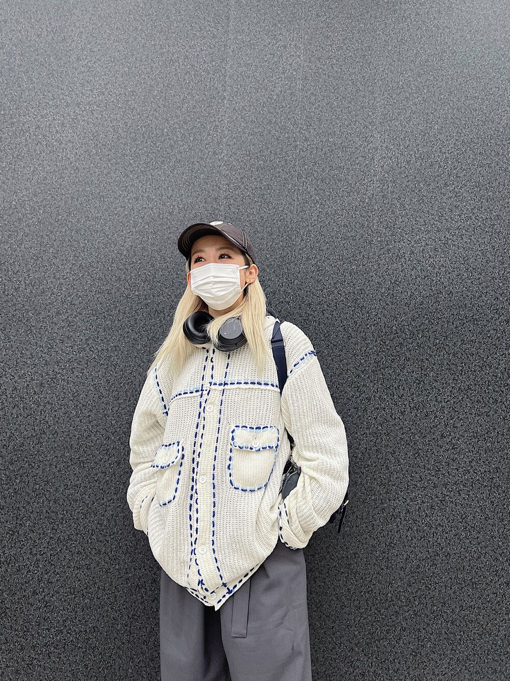 「お出かけコーデ、ニット/セーター、フィンガリン、phingerin、でかニット、だぼだぼ、ビックシルエット、チャコールグレー、ヘッドホン、スラックス、palace、palaceskateboards、ストリート、ストリートMIX、ストリートコーデ」｜「PHINGERINの【21FW新色入荷！】PHINGERIN PG1 KNIT (PD-212-KN-041)（カーディガン/ボレロ、ホワイト系）」を使った、Mikuさん（レディース・158cm）の冬コーディネートの1枚目の写真