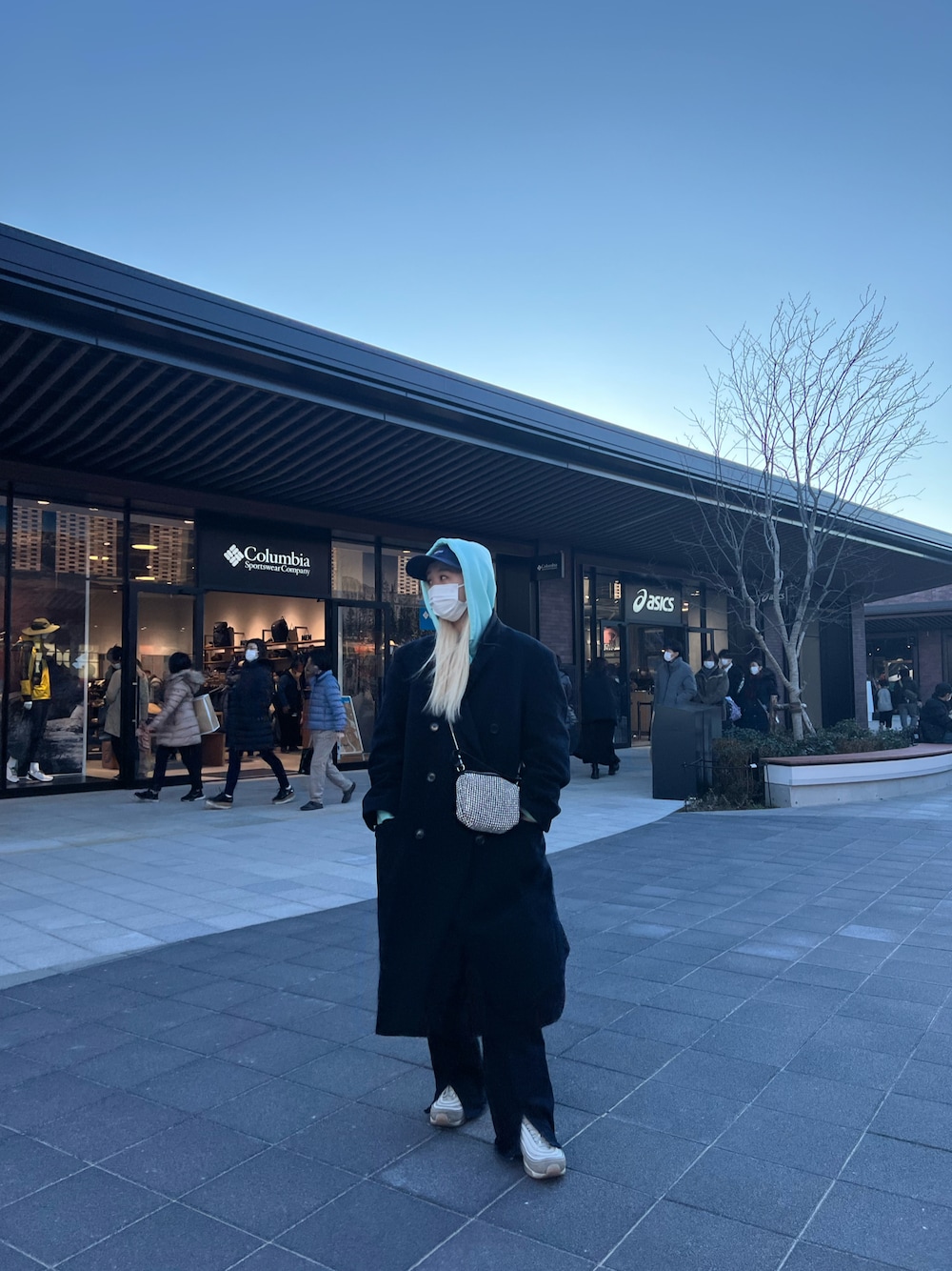 「アレキサンダーワン、Alexander Wang、ストーン、ミルクフェド、デニムパンツ、airmax95、ロングコート、古着MIX、古着ストリート、冬コーデ、おしゃれさんと繋がりたい、オーバーサイズ、ビッグシルエット、diaspora skateboards、Noah」｜「MILKFED.のDENIM SLIT PANTS（デニムパンツ、ブルー系）」を使った、Mikuさん（レディース・158cm）の冬コーディネートの1枚目の写真