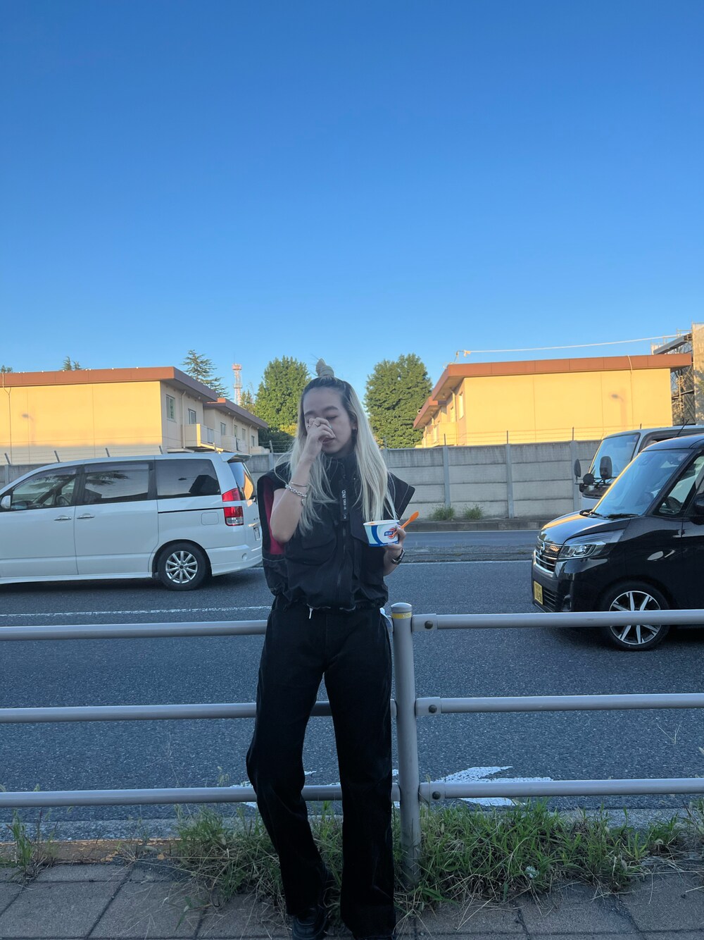 「Diesel、DIESEL、ベストコーデ、コーデュロイパンツ、CAMPER、オールブラック、オールブラックコーデ、ハイトーンカラー、ストリートコーデ、ストリートファッション、streetstyle、streetfashion、ベスト」｜「パパのパンツのアイテム（パンツ、ブラック系）」を使った、Mikuさん（レディース・158cm）の秋コーディネートの1枚目の写真