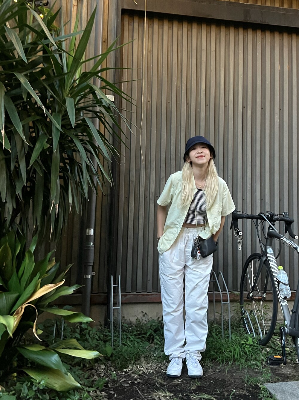 「stussyコーデ、stussy、stussy women、ストリートコーデ、ストリート女子、ストリートMIX、ラクチンコーデ、ホワイトパンツ、diaspora skateboards、バケットハット、蛍光カラー、ホワイトコーデ、ストライプ、キャミソール、シャツコーデ」｜「Diaspora Skateboardsのアイテム（帽子、ブルー系）」を使った、Mikuさん（レディース・158cm）の夏コーディネートの1枚目の写真
