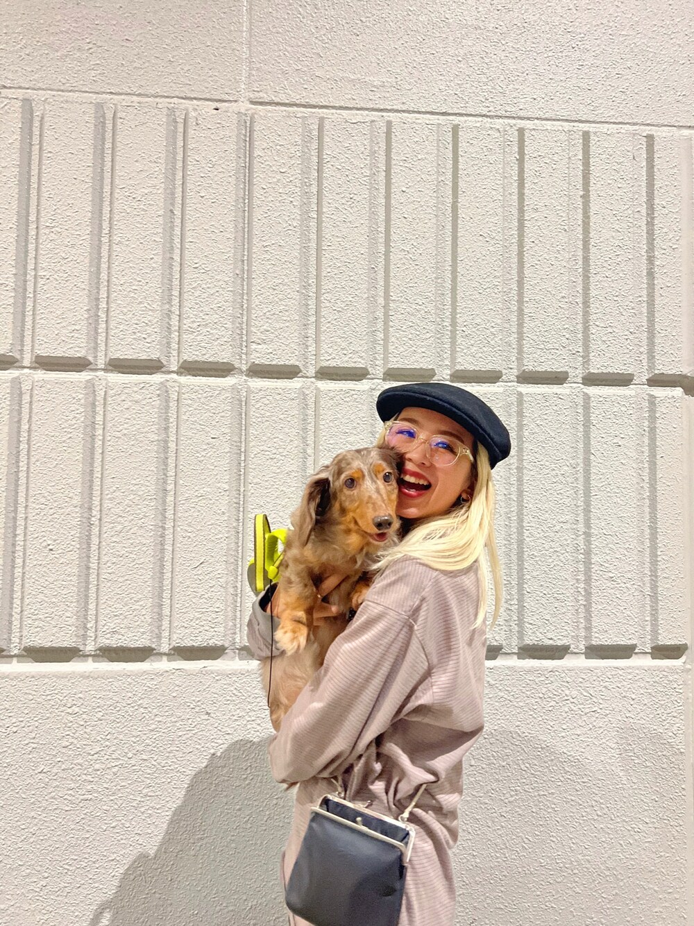 グレー系のトップス、ブラック系のショルダーバッグ、ブラック系のハンチング/ベレー帽を着用したレディースの秋コーディネートの1枚目の写真