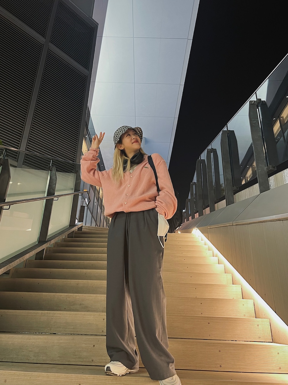 「ラコステ、LACOSTE、カーディガン、カーディガンコーデ、シンプルコーデ、ゆるコーデ、バケットハット、kirime、スラックス、くすみピンク、くすみカラー」｜「me+em selectの★レイヤードプリーツタックワイドスラックス【ストラップベルトSET】（スラックス、グレー系）」を使った、Mikuさん（レディース・158cm）の春コーディネートの1枚目の写真