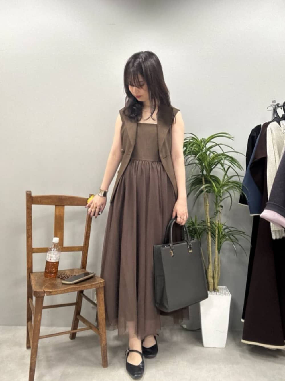 「夏コーデ、ワンピース、お出かけコーデ、きれいめカジュアル、レイヤードスタイル、プチプラ、夏服コーデ、初夏コーデ」｜「natural coutureのベストセットキャミワンピース（ワンピース、ブラウン系）」を使った、おそのさん（レディース・167cm）の夏コーディネートの1枚目の写真