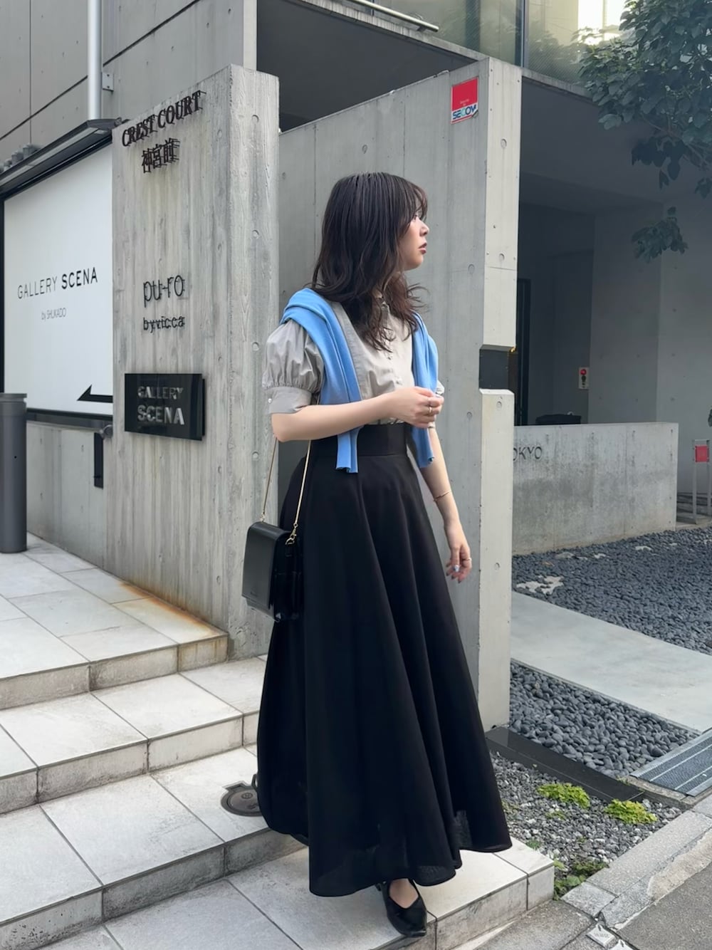 「ブラウス、サーキュラースカート、綿麻、ＵＶカット、スタッフセンバツ」｜「NEUNAのスラッシュストラップパンプス（パンプス、ブラック系）」を使った、おそのさん（レディース・167cm）の春コーディネートの1枚目の写真