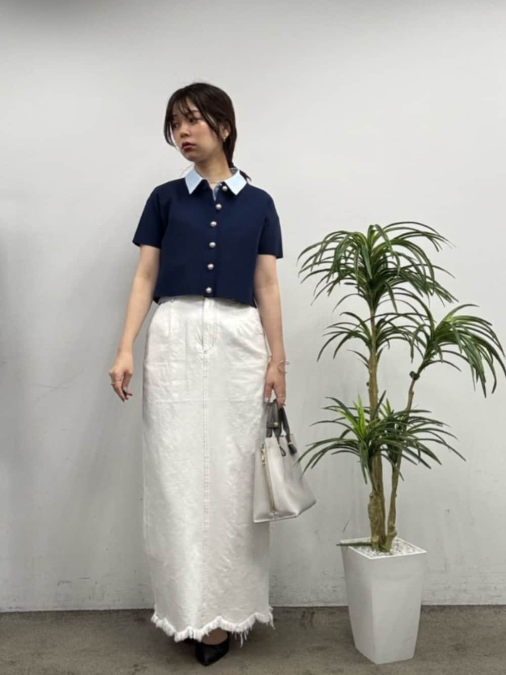 「natural coutureの裾フリンジスカラップデニムスカート（スカート、ホワイト系）」を使った、おそのさん（レディース・167cm）の春コーディネートの1枚目の写真