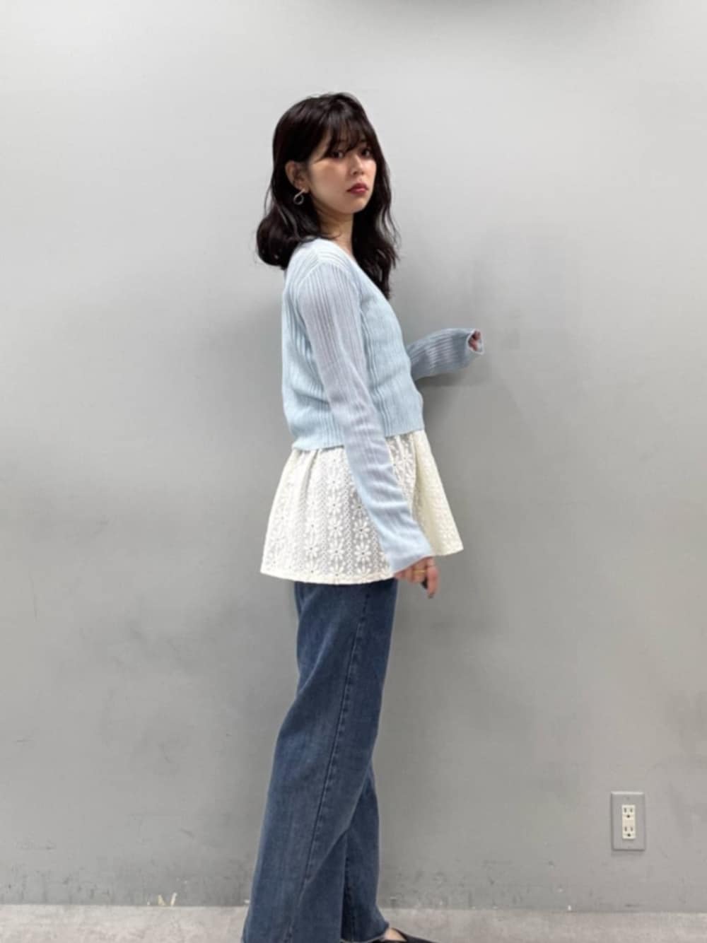 「韓国ファッション、韓国系、韓国コーデ、きれいめカジュアル、キレイめ、キレイめカジュアル、きれいめコーディネート、キレイめコーデ、高身長、高身長女子、高身長コーデ、30代コーデ、30代ファッション、30代前半」｜「natural coutureの【WEB限定】針抜きリブVネックシアーカーディガン（カーディガン/ボレロ、ブルー系）」を使った、おそのさん（レディース・167cm）の夏コーディネートの1枚目の写真