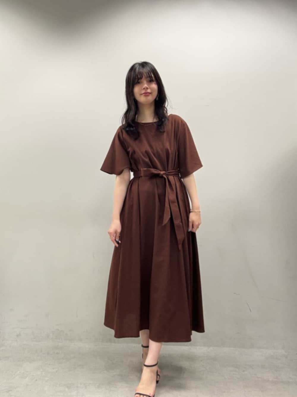 「ワンピース、ワンピーススタイル、ワンピースコーデ、夏コーデ、夏、夏コーデ、麻、麻ワンピース、ブラウン、ブラウンコーデ」｜「natural coutureの選べる袖丈前後2WAYベルト付きワンピース（ワンピース、ブラウン系）」を使った、おそのさん（レディース・167cm）の夏コーディネートの1枚目の写真