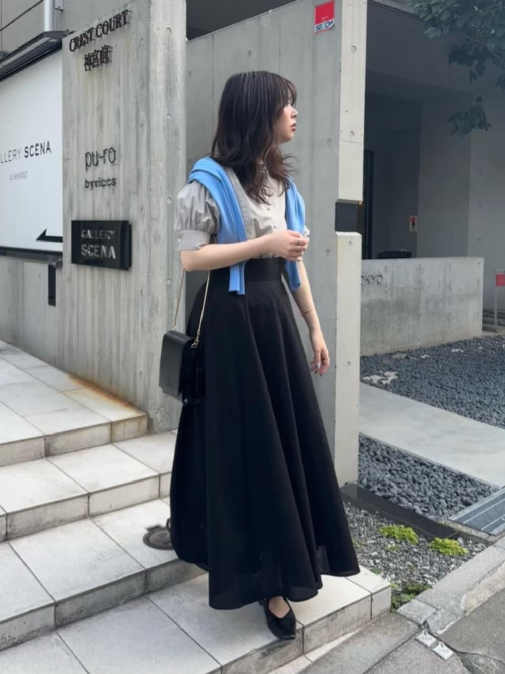 「気温20度から24度、気温15度から19度、通勤コーデ、通勤スタイル、UVカット、ＵＶカット、UV対策、UVケア」｜「natural coutureの綿麻ハイウエストサーキュラースカート（スカート、ブラック系）」を使った、おそのさん（レディース・167cm）の春コーディネートの1枚目の写真