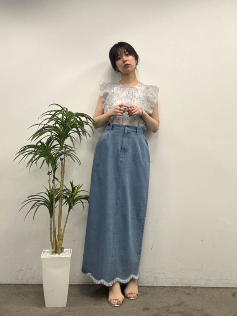 「スタッフセンバツ、スタッフコーデ、気温20度から24度、気温25度から29度」｜「natural coutureの刺繍レースラッフルスリーブブラウス（シャツ/ブラウス、ブルー系）」を使った、おそのさん（レディース・167cm）の春コーディネートの1枚目の写真