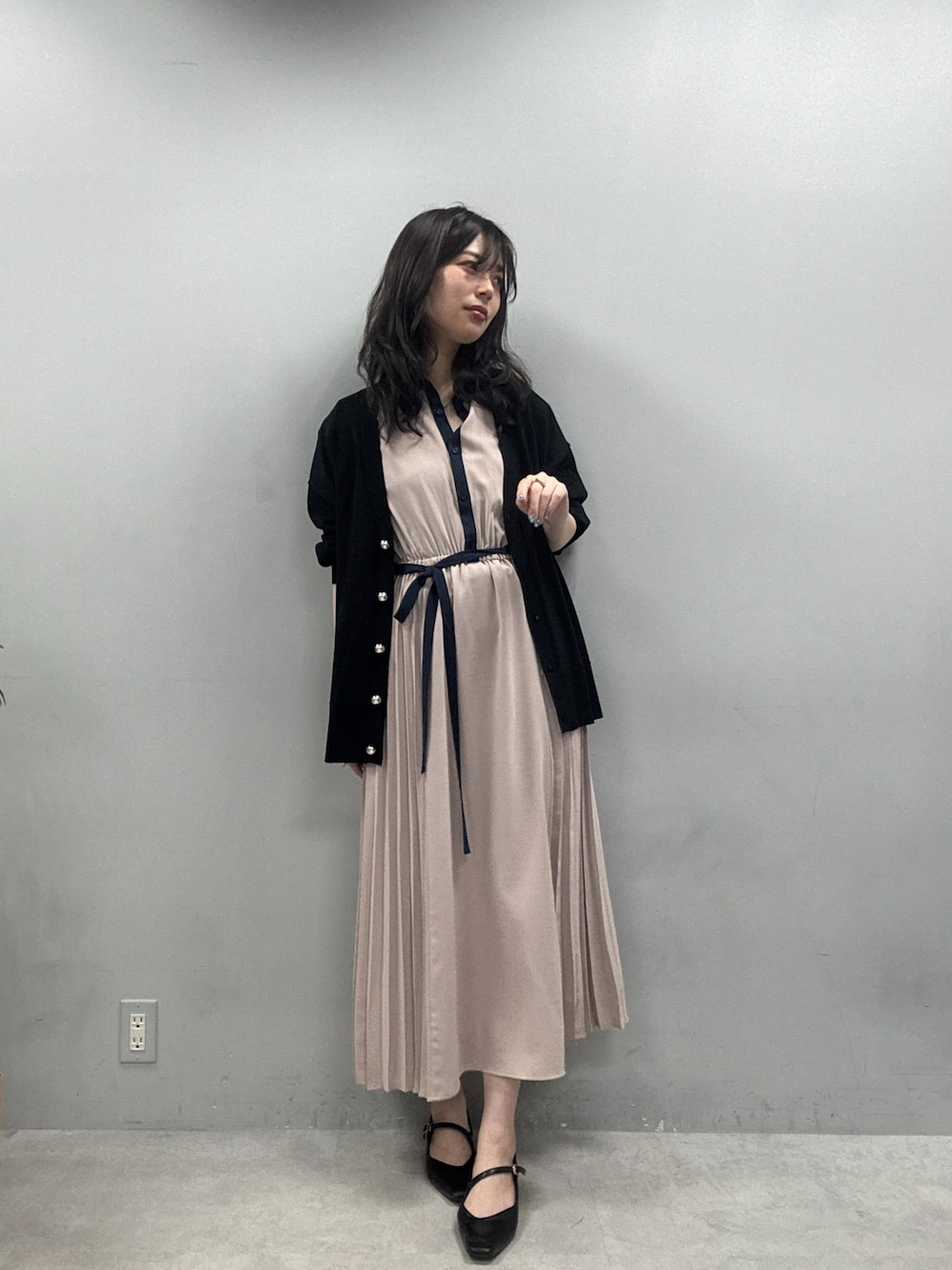 「ワンピース、スタッフコーデ、ＵＶカット、スタッフセンバツ」｜「NEUNAのスラッシュストラップパンプス（パンプス、ブラック系）」を使った、おそのさん（レディース・167cm）の春コーディネートの1枚目の写真