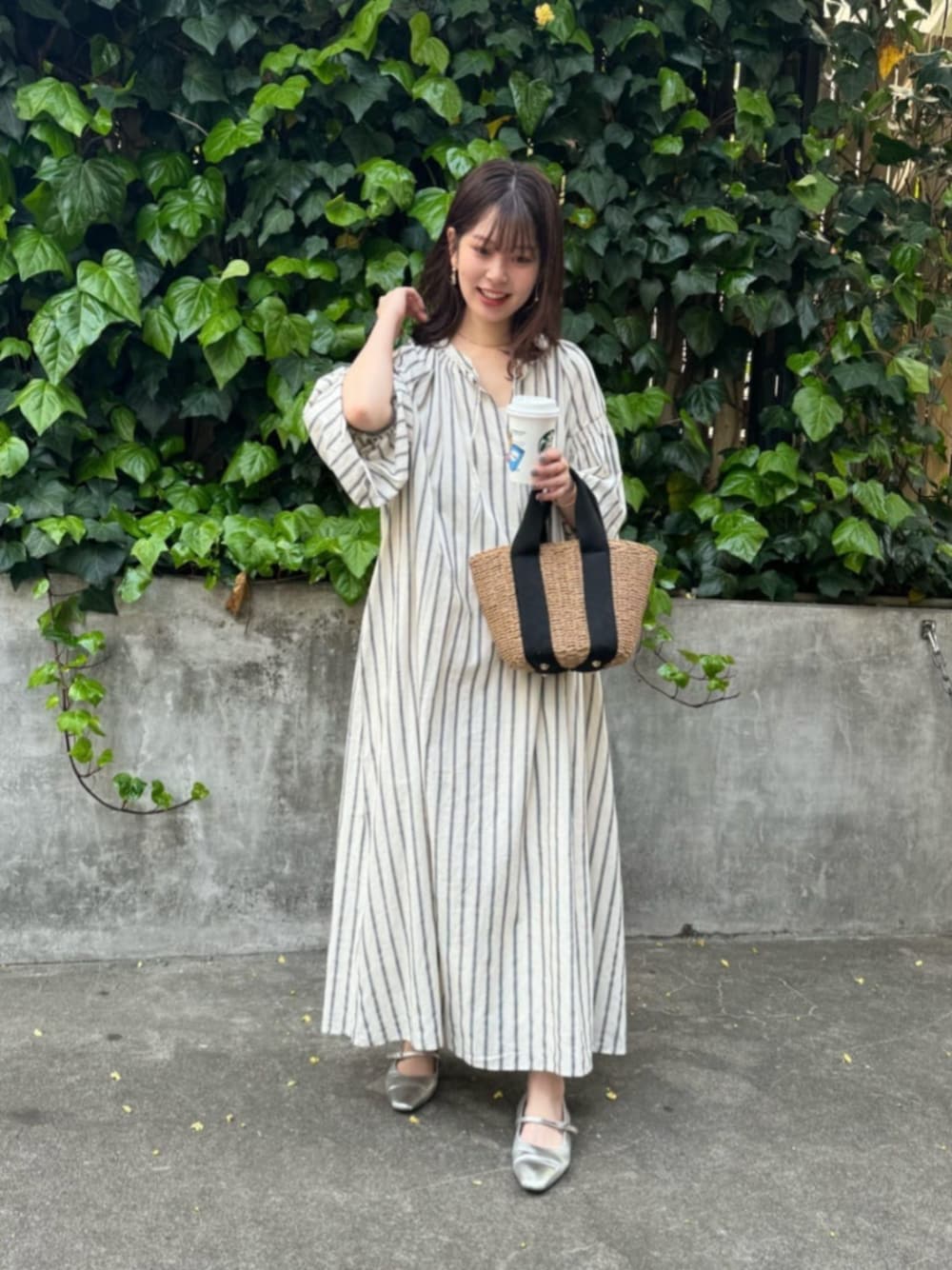 「お出かけコーデ、ストライプシャツ、大人可愛い、シンプルスタイル、ラフコーデ」｜「LARUTAの【LARUTA】ボリュームスリーブ大人のたっぷりギャザーワンピース（ワンピース、その他）」を使った、おそのさん（レディース・167cm）の春コーディネートの1枚目の写真
