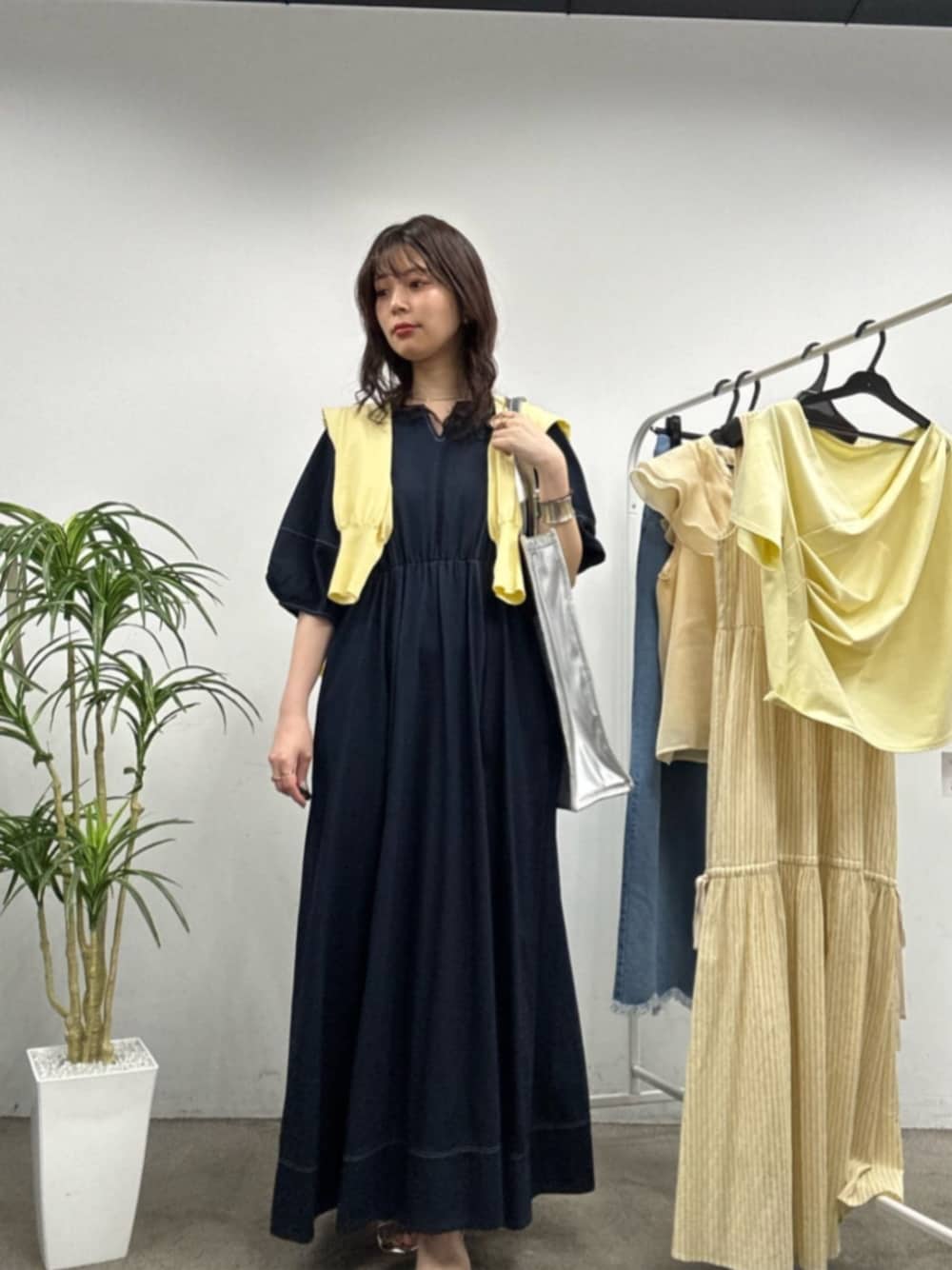 「スタッフセンバツ、スタッフのこれ買いました、スタッフコーデ、オトナ女子、夏、大人かわいい、デニム」｜「natural coutureのランタンスリーブワンピース（ワンピース、ブルー系）」を使った、おそのさん（レディース・167cm）の春コーディネートの1枚目の写真