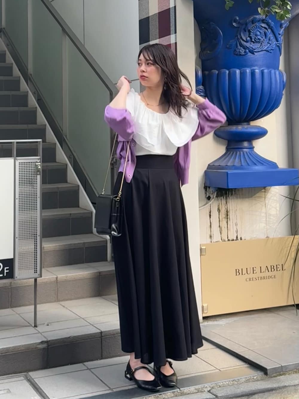 「スカート、スタッフコーデ、ＵＶカット、スタッフセンバツ」｜「NEUNAのスラッシュストラップパンプス（パンプス、ブラック系）」を使った、おそのさん（レディース・167cm）の春コーディネートの1枚目の写真