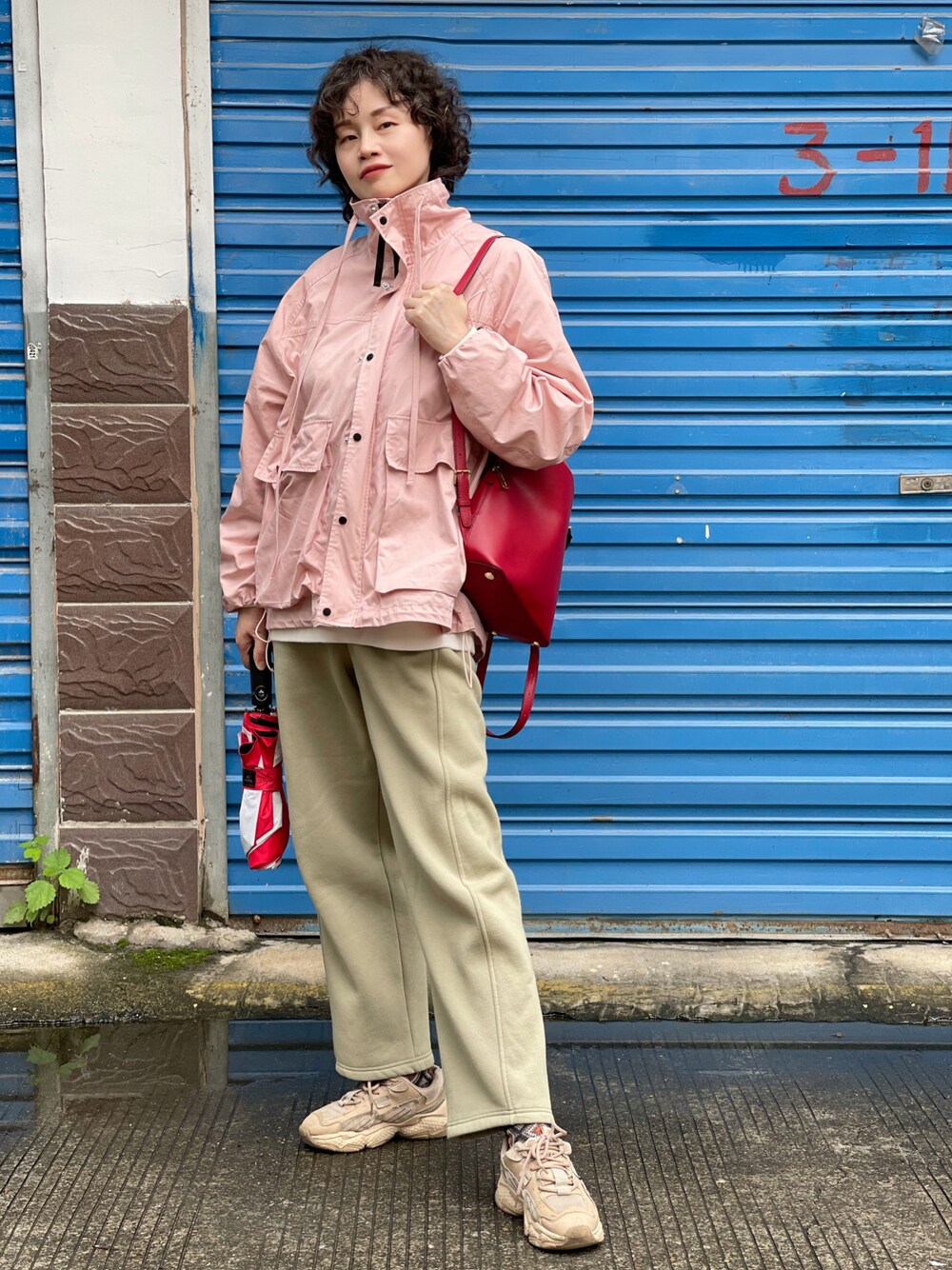 「着回しコーデ、ゆるコーデ、NIKE、大人カジュアル」｜「MK MICHEL KLEINのアイテム（バックパック/リュック、レッド系）」を使った、九降风 さん（レディース・167cm）の秋コーディネートの1枚目の写真