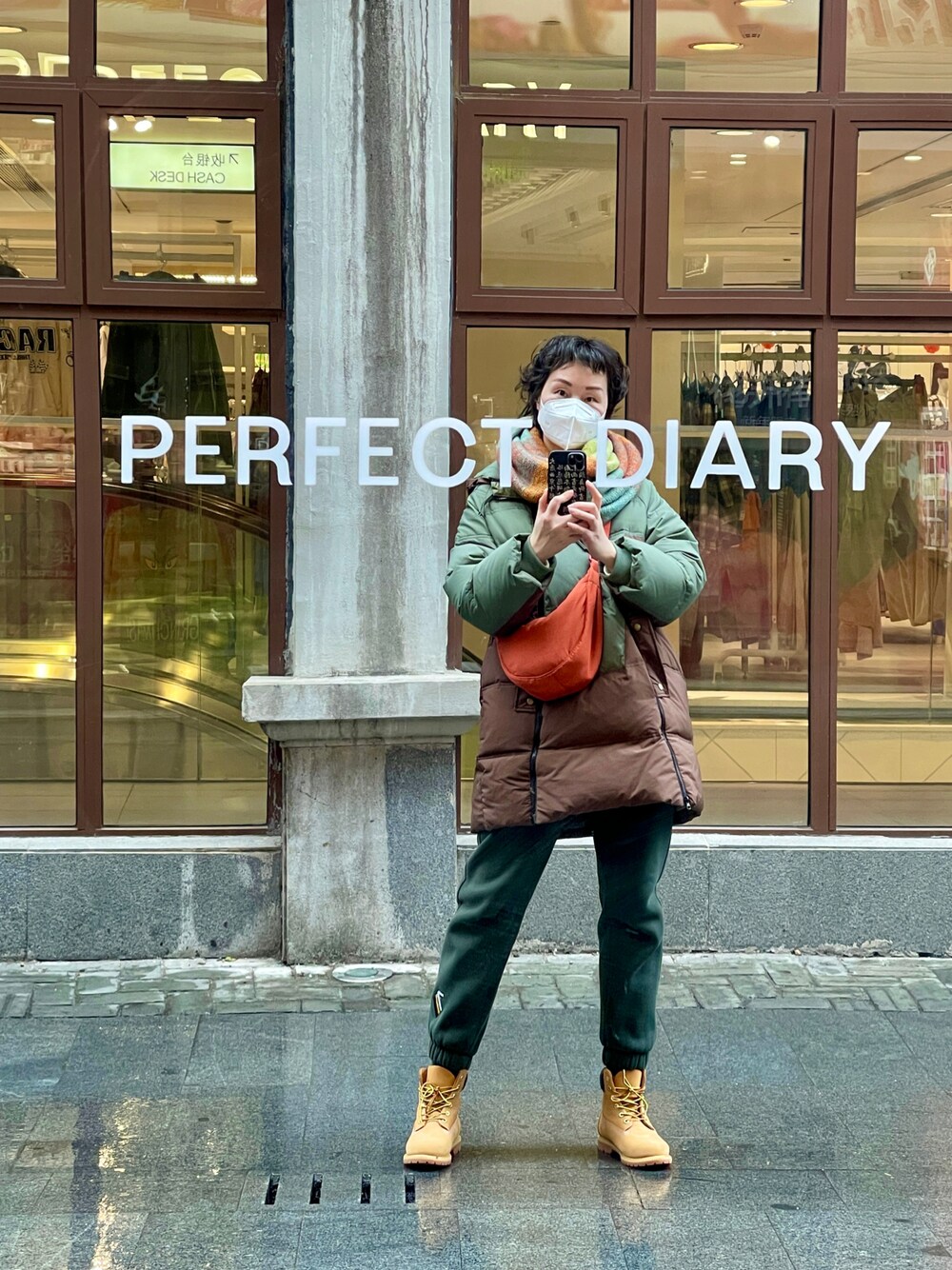 「大人カジュアル、シンプル、パンツスタイル」｜「Timberlandのアイテム（シューズ、イエロー系）」を使った、九降风 さん（レディース・167cm）の冬コーディネートの1枚目の写真