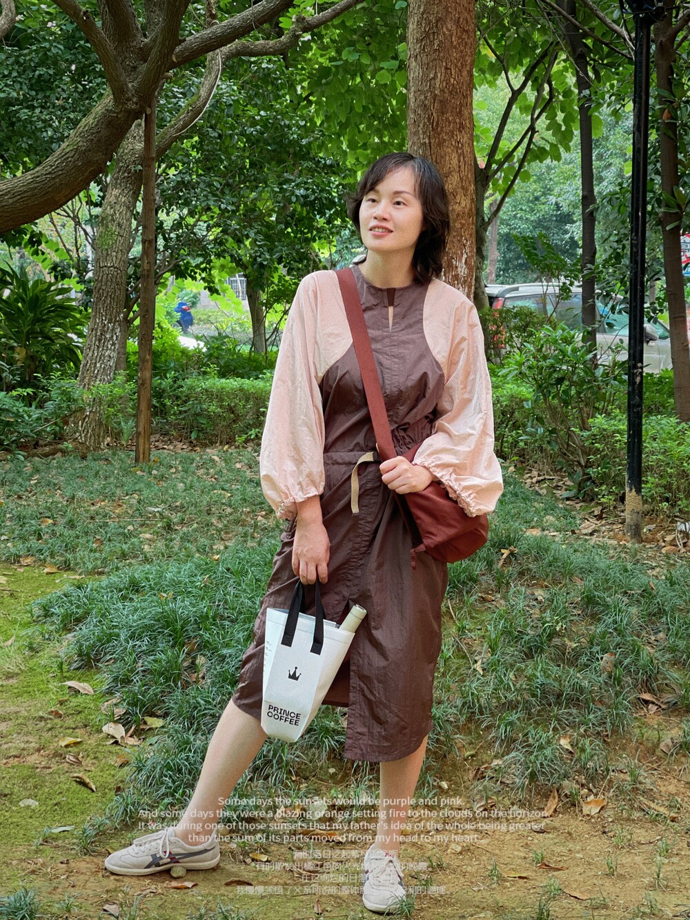 「美拉德穿搭、カジュアル、オトナカジュアル」｜「UNIQLOのアイテム（ショルダーバッグ、レッド系）」を使った、九降风 さん（レディース・167cm）の秋コーディネートの1枚目の写真