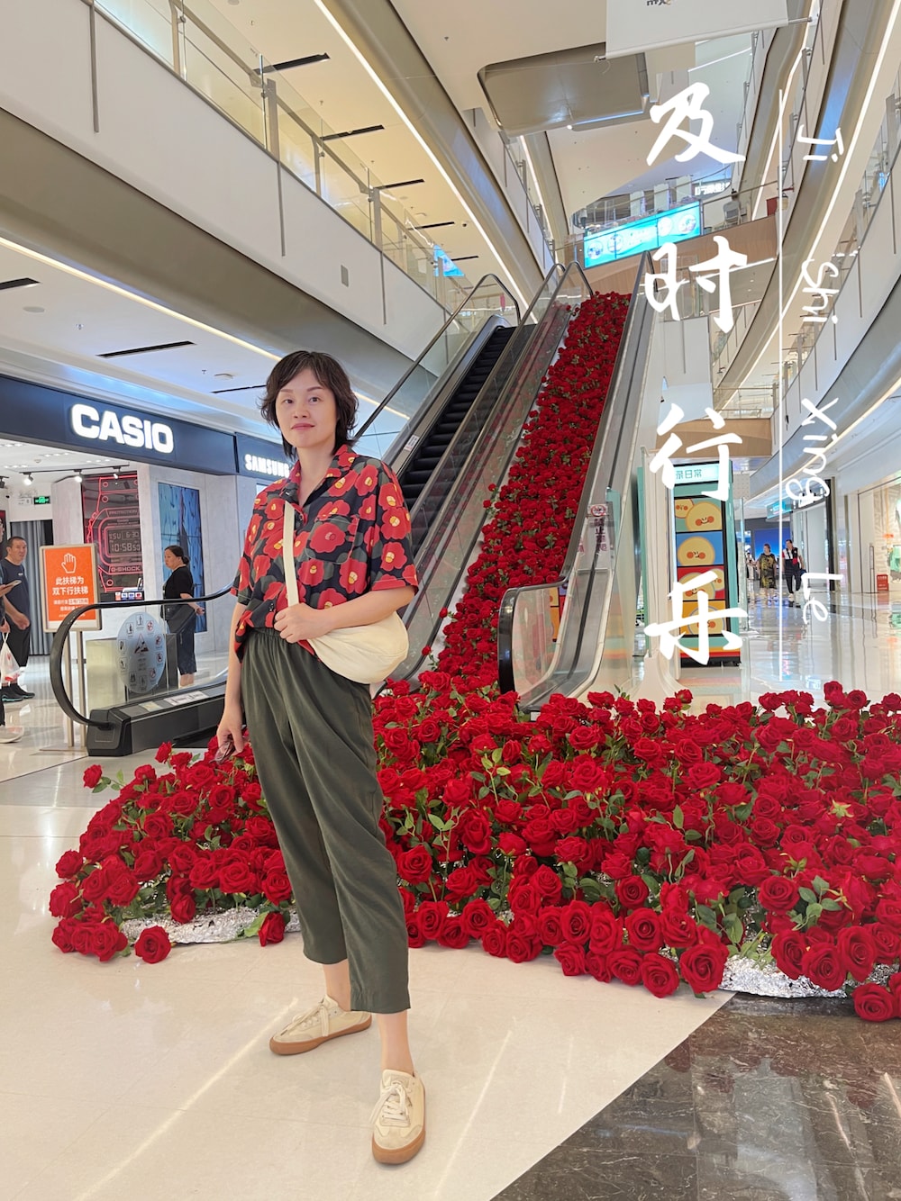 「23AW秋の新作、おしゃれさんと繋がりたい、秋のコーデ」｜「UNIQLOのアイテム（ショルダーバッグ、レッド系）」を使った、九降风 さん（レディース・167cm）の秋コーディネートの1枚目の写真