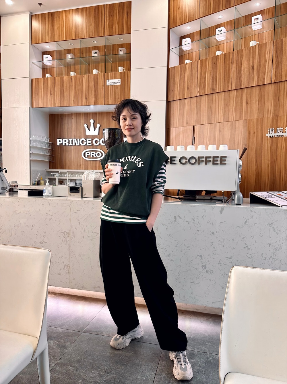 「韓国ファッション、最近のいい感じコーデ、レイヤードスタイル、セットアップ」｜「FILAのアイテム（スニーカー、シルバー系）」を使った、九降风 さん（レディース・167cm）の春コーディネートの1枚目の写真