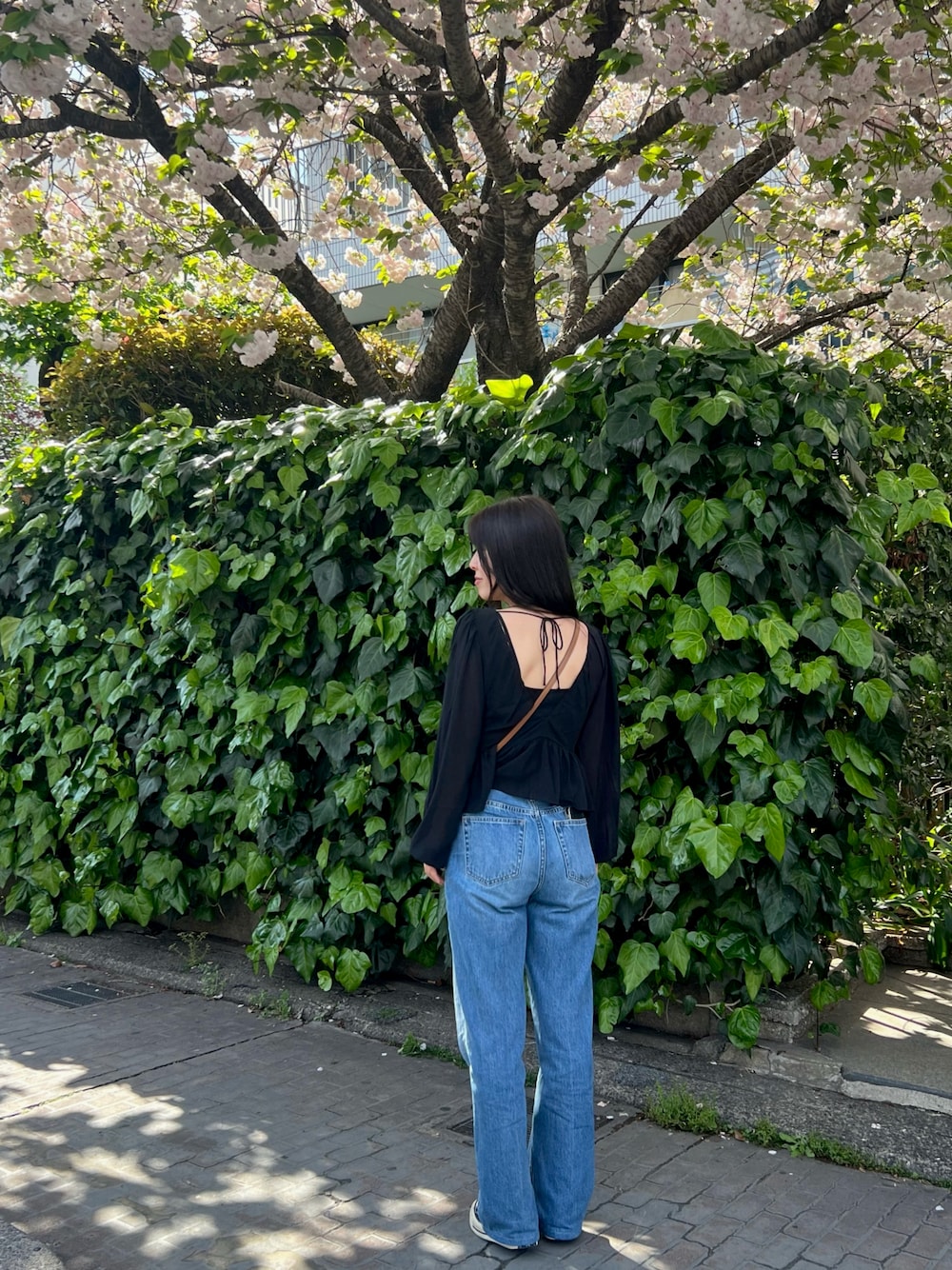「おでかけコーデ、オトナ女子、スニーカーコーデ、ゆるコーデ、いいね、save、フォローお願いします🤑、低身長、低身長コーデ、低身長女子、春、春色、パンツスタイル」｜「H&Mのアイテム（シャツ/ブラウス、ブラック系）」を使った、miさん（レディース・153cm）の春コーディネートの1枚目の写真