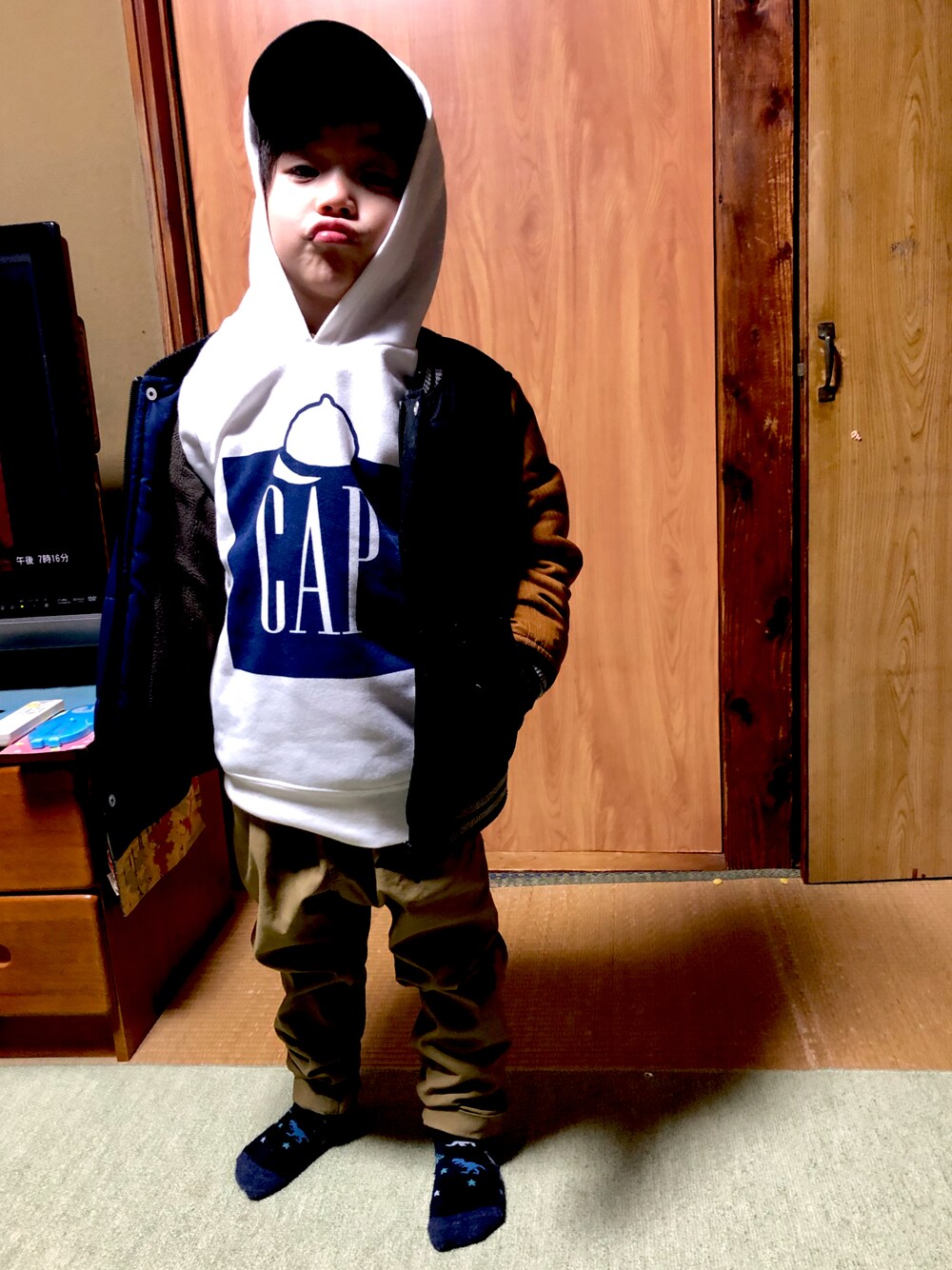 「4歳、男の子、休日スタイル、もうすぐ5歳」｜「Birthdayのアイテム（キャップ、ブラック系）」を使った、ぴーさん（キッズ・110cm）の冬コーディネートの1枚目の写真