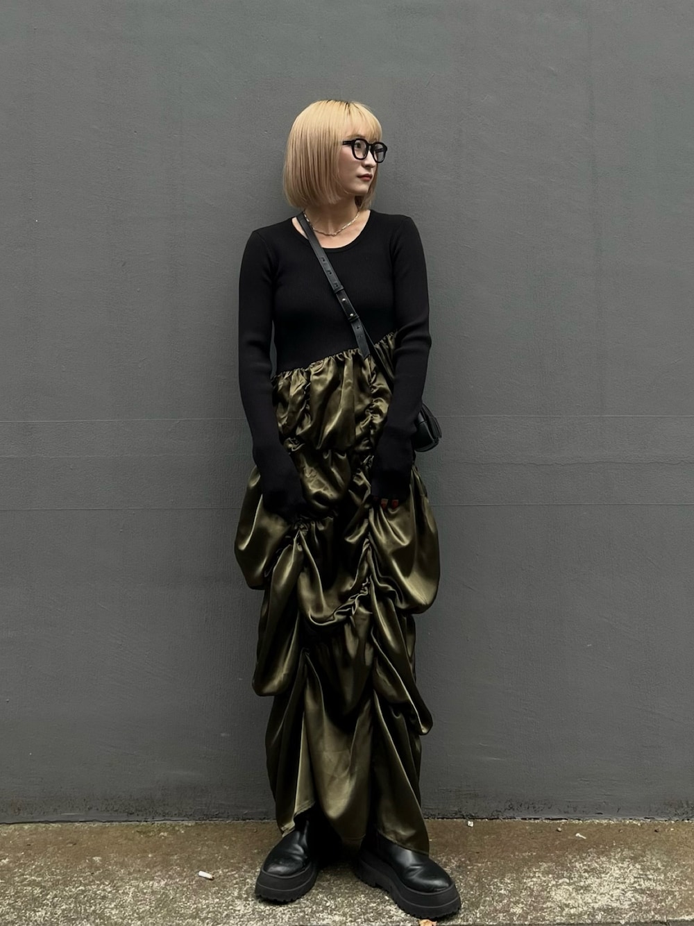 「メガネ女子、ニット、ショルダーバッグ、冬コーデ、きれいめカジュアル、モード、お出かけコーデ、ワンピース、韓国ファッション、モノトーン」｜「LIENCOEURのダリアドッキングギャザーワンピース（ワンピース、グリーン系）」を使った、セナさん（レディース・153cm）の秋コーディネートの1枚目の写真