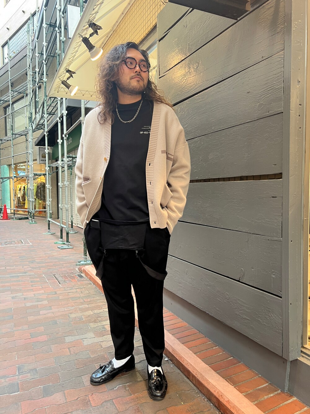 「今日のコーデ、大人コーデ、黒コーデ、春、革靴、ビッグシルエット、カーディガン、サロペット、オーバーオール、タッセルローファー、自由が丘、B2nd、プリントT、ロンT、めがね」｜「ISAMU KATAYAMA BACKLASHのアイテム（サロペット/オーバーオール、ブラック系）」を使った、胸毛王子さん（メンズ・182cm）の冬コーディネートの1枚目の写真