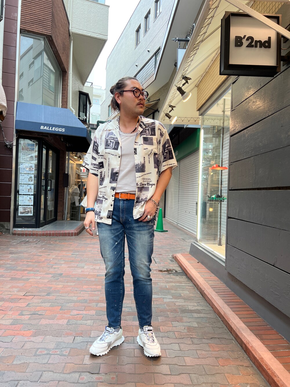「ストリート、デニムパンツ、白スニーカー、スキニーデニム、シンプルコーデ、シャツスタイル、春夏コーデ、カジュアルコーデ、アロハシャツ、ストリートMIX」｜「schottのアイテム（シャツ/ブラウス、ホワイト系）」を使った、胸毛王子さん（メンズ・182cm）の春コーディネートの1枚目の写真