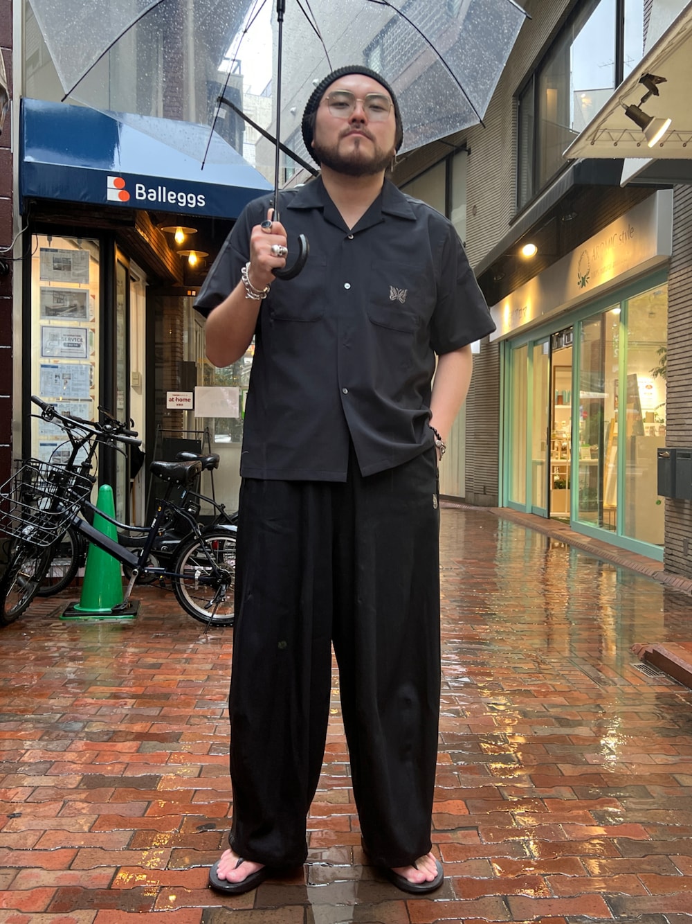 「やっぱり帽子が好き、サングラス、柄シャツ、ワイドパンツ、サンダル、シャツスタイル、ブラックコーデ」｜「Children of the discordanceのアイテム（サンダル、ブラック系）」を使った、胸毛王子さん（メンズ・182cm）の春コーディネートの1枚目の写真