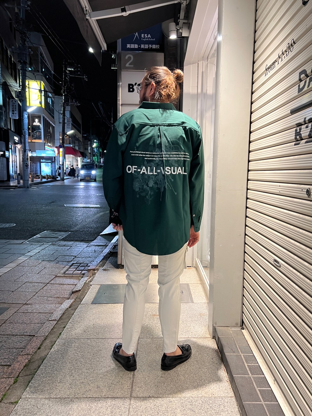 「春コーデ、今日のコーデ、オトナカジュアル、春、ファッションの力を信じよう、めがね、緑、カーゴパンツ、ローファー、シャツスタイル、manbun、バックプリント、自由が丘、B2nd、b2nd自由が丘」｜「A4AのA4A(エーフォーエー)  GRAPHIC LSH グラフィックシャツ（シャツ/ブラウス、グリーン系）」を使った、胸毛王子さん（メンズ・182cm）の春コーディネートの1枚目の写真