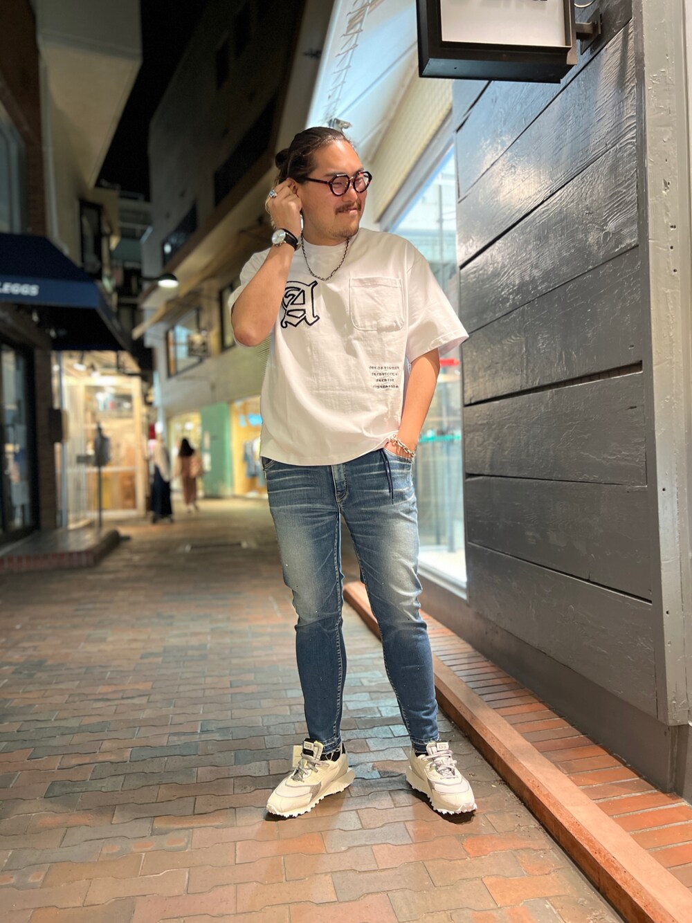 「大人カジュアル、お洒落さんとつながりたい、シンプルコーデ、スニーカー、リラックススタイル、夏コーデ、Tシャツ、メガネ男子、デニムパンツ、ストリート、manbun、自由が丘、B2nd、b2nd自由が丘、ファッションの力を信じよう」｜「A4AのA4A(エーフォーエー) STUDIUM SS Tee/半袖Tシャツ（Tシャツ/カットソー、ホワイト系）」を使った、胸毛王子さん（メンズ・182cm）の春コーディネートの1枚目の写真
