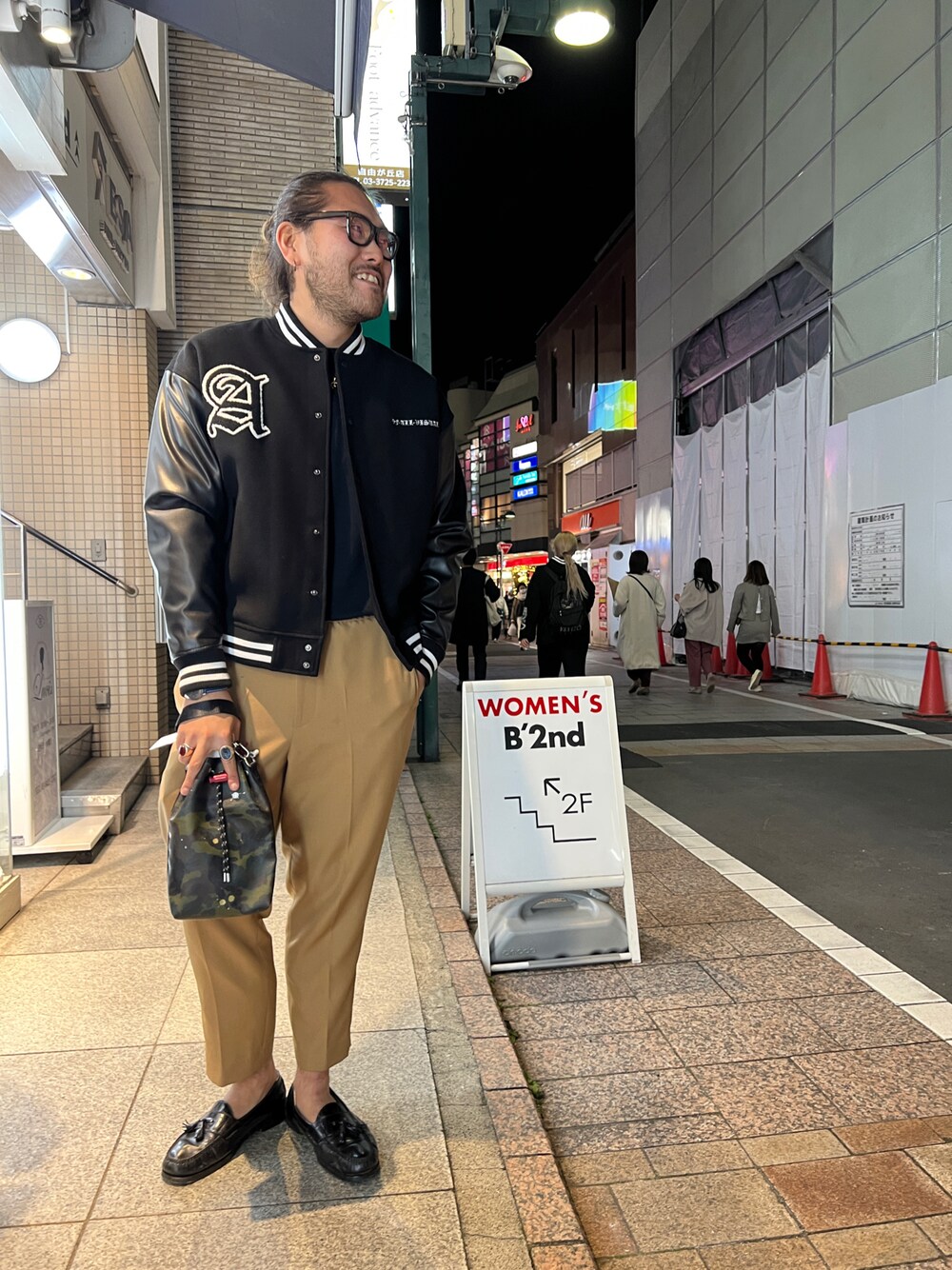 「休日スタイル、秋コーデ、大人カジュアル、大人コーデ、スタジャン、スラックス、ローファー、ニット、自由が丘、B2nd」｜「A4AのA4A(エーフォーエー) スタジャン（スタジャン、ブラック系）」を使った、胸毛王子さん（メンズ・182cm）の秋コーディネートの1枚目の写真