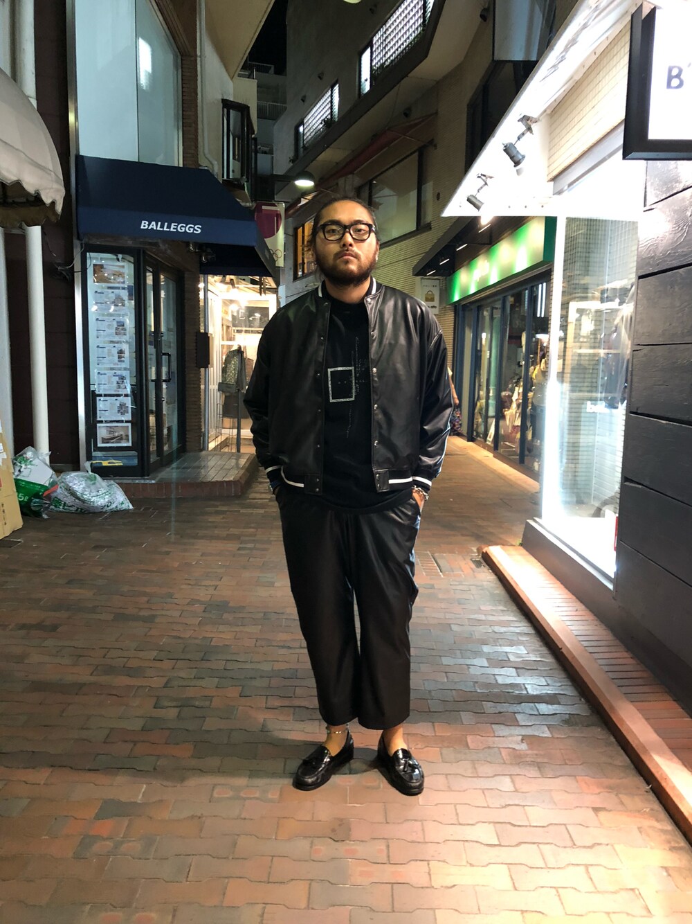 「秋服、ブラック、ビックシルエット、ワイドパンツ、秋のコーデ、エコレザー、ローファー、スタジャン、自由が丘、B2nd」｜「LUSORのLUSOR（ルーソル）Ecoleather W SLACKS エコレザーワイドスラックス（スラックス、ブラック系）」を使った、胸毛王子さん（メンズ・182cm）の秋コーディネートの1枚目の写真