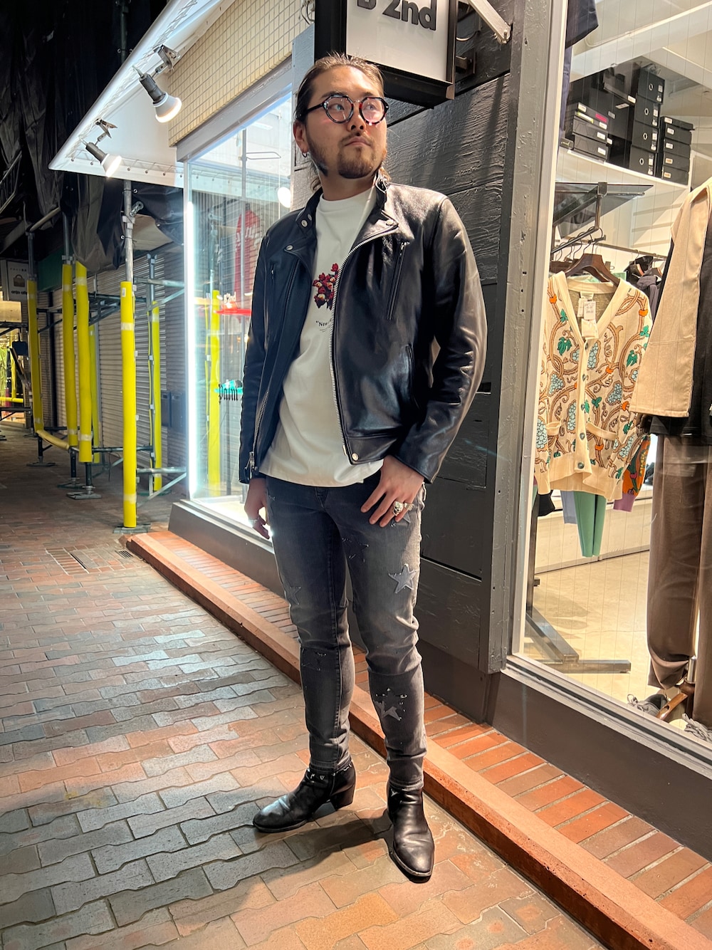 「カジュアルコーデ、シンプルコーデ、春服、大人コーデ、ファッションの力を信じよう、デニムパンツ、白Tシャツ、スキニーデニム、柄シャツ、ブーツ、レザージャケット、めがね、モノトーン、B2nd、b2nd自由が丘」｜「surtのSURT(サート)STELLA  NERO DENIM/ステラブラックデニム（デニムパンツ、ブラック系）」を使った、胸毛王子さん（メンズ・182cm）の春コーディネートの1枚目の写真