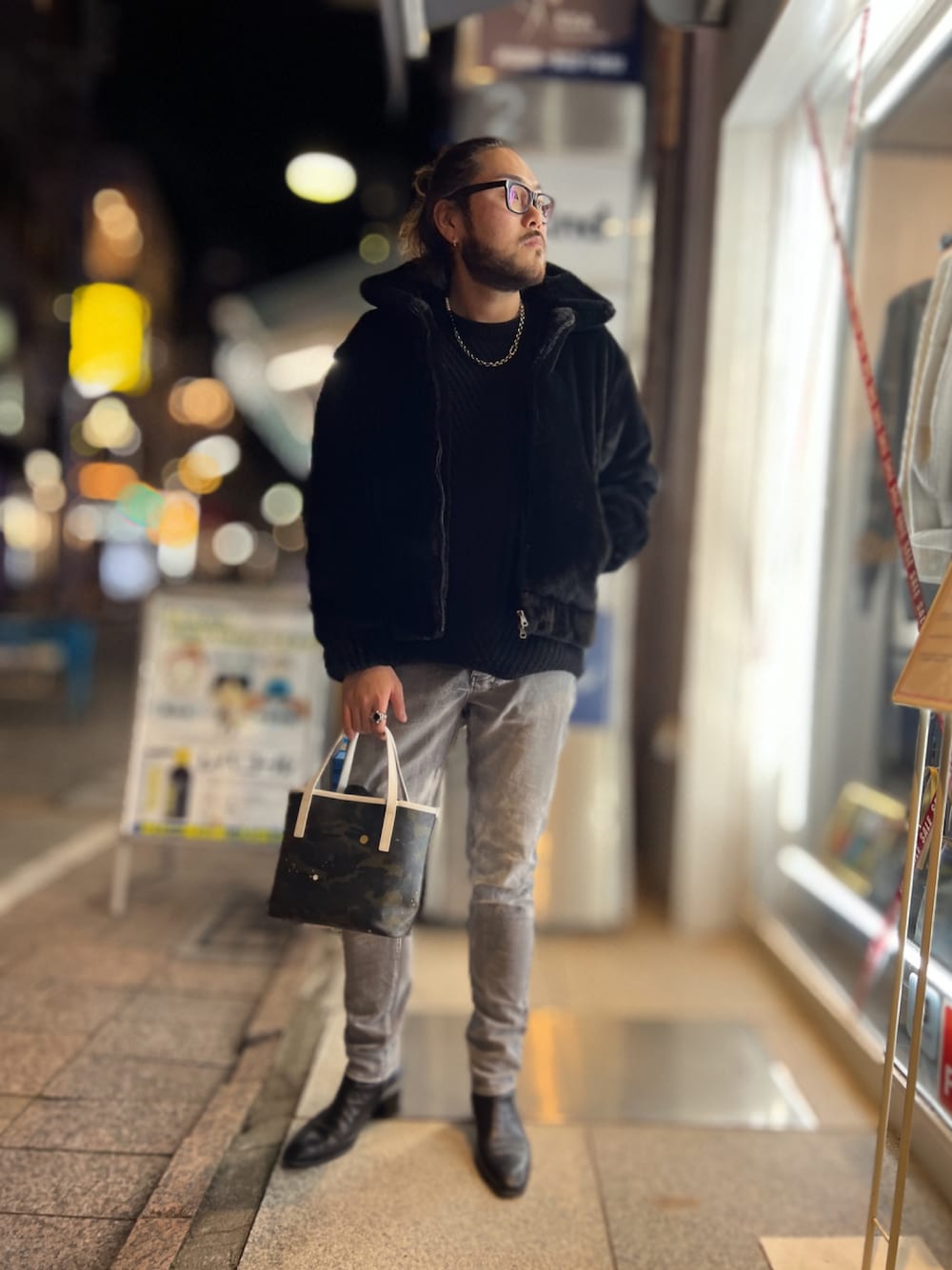 「あったかコーデ、ファージャケット、デニム、ブーツ、セーター、manbun、自由が丘、B2nd」｜「LUSORのLUSOR（ルーソル）エコファーブルゾン（ブルゾン、ブラック系）」を使った、胸毛王子さん（メンズ・182cm）の冬コーディネートの1枚目の写真
