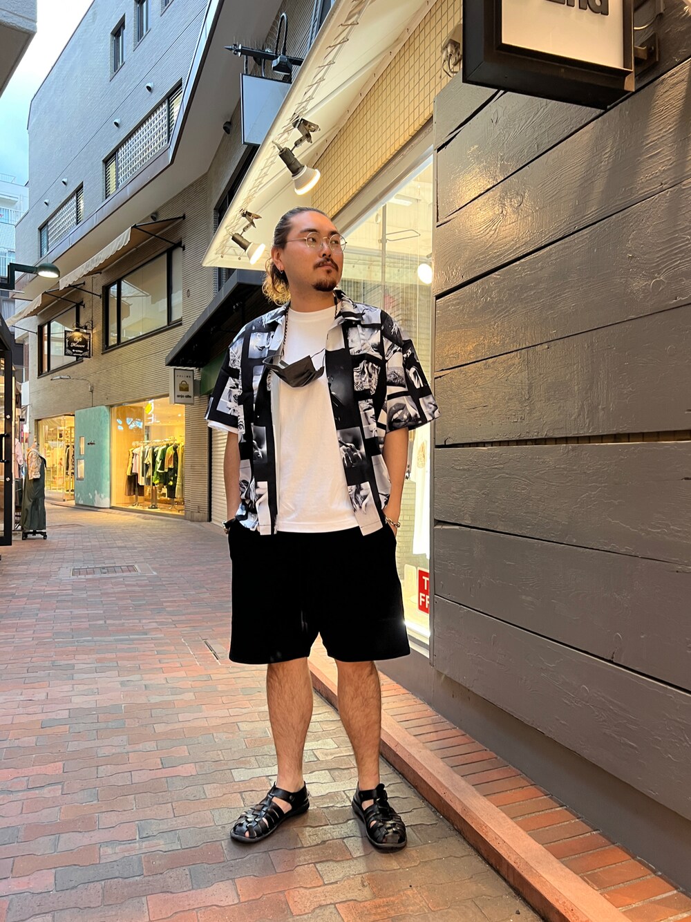 「夏コーデ、カジュアルコーデ、ラフ、夏、オトナカジュアル、レザーサンダル、シンプルコーデ、シルバーアクセサリー、シャツスタイル、モノトーン、マスク、自由が丘、B2nd、b2nd自由が丘、manbun」｜「A4AのA4A/エーフォーエー/PHOTO s/s Shirts/フォトショートスリーブバック（シャツ/ブラウス、ブラック系）」を使った、胸毛王子さん（メンズ・182cm）の夏コーディネートの1枚目の写真