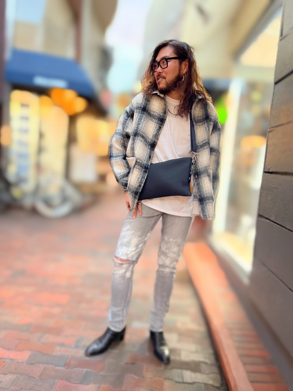 ブラック系のショルダーバッグ、ホワイト系のTシャツ/カットソー、ブラック系のシャツ/ブラウスを着用したメンズの冬コーディネートの1枚目の写真