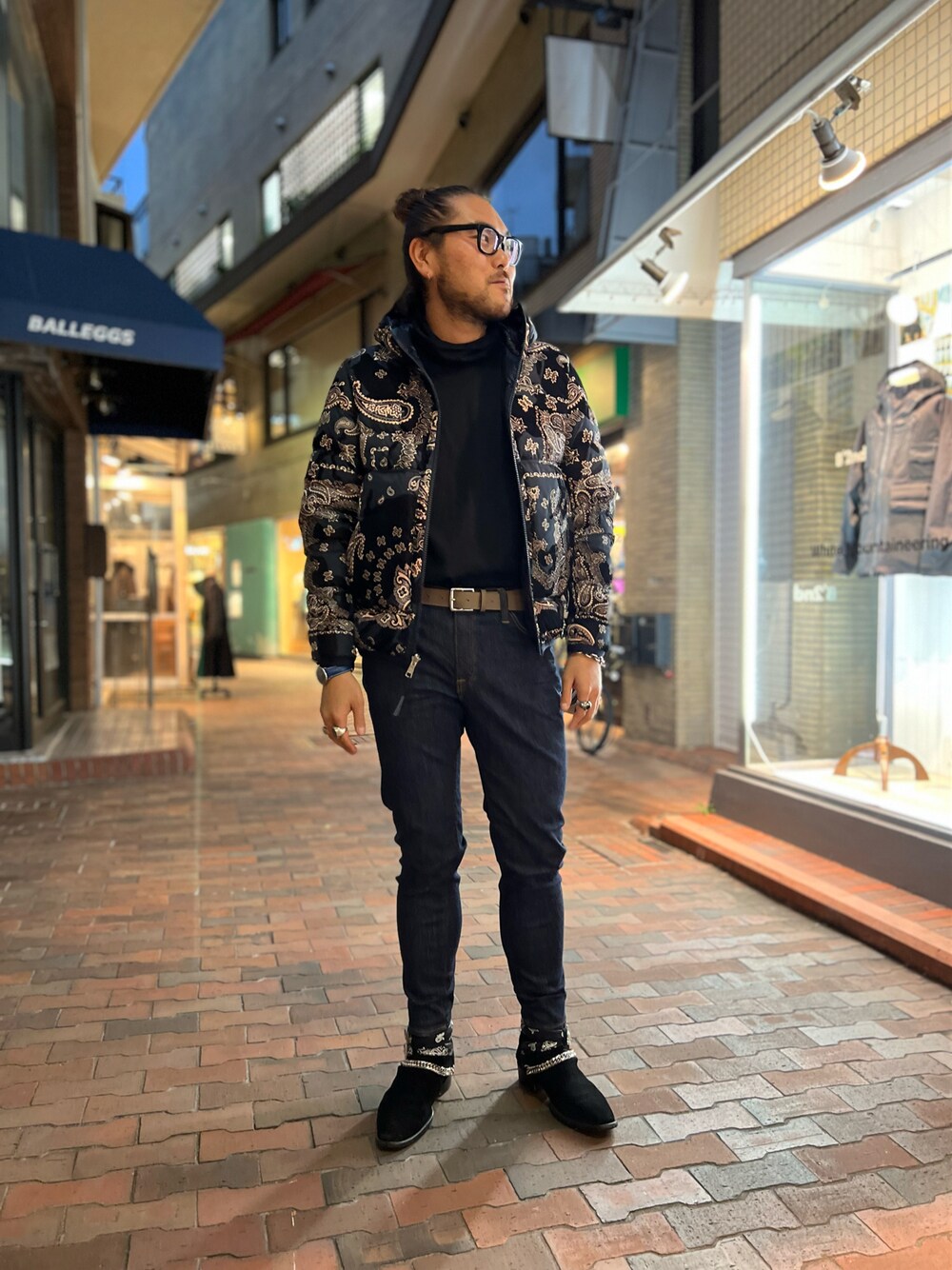 「大人コーデ、タートルネック、ネイビー、ダウンジャケット、スキニーデニム、ブーツ、デニムパンツ、ヒールブーツ、manbun、めがね」｜「MONCLERのアイテム（ダウンジャケット/コート、ブルー系）」を使った、胸毛王子さん（メンズ・182cm）の秋コーディネートの1枚目の写真