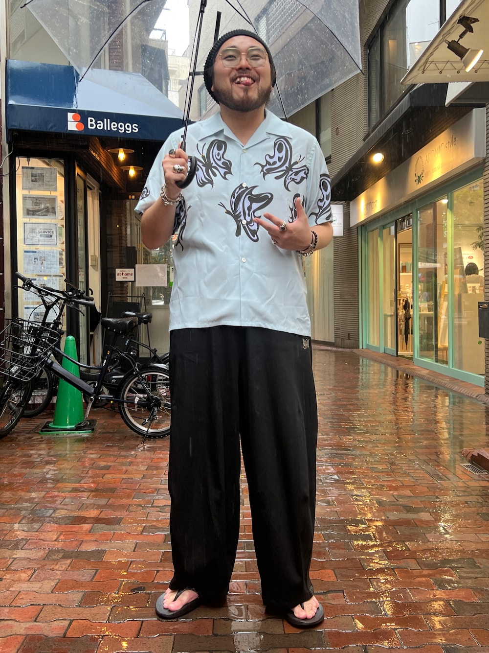 「やっぱり帽子が好き、柄シャツ、サングラス、ワイドパンツ、サンダル、シャツスタイル」｜「Needlesのアイテム（トップス、ブルー系）」を使った、胸毛王子さん（メンズ・182cm）の春コーディネートの1枚目の写真