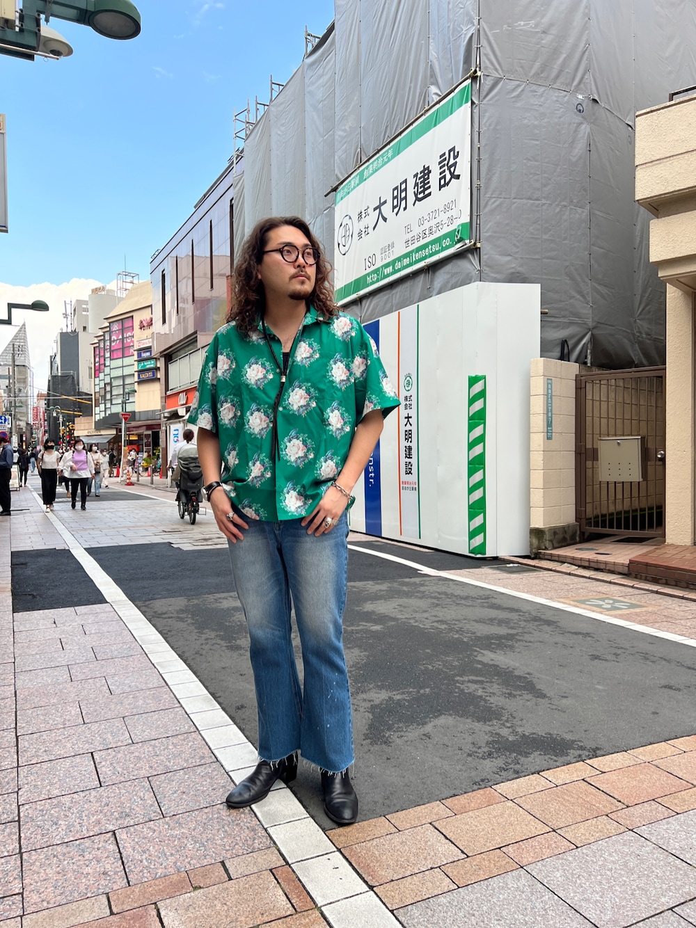 「シンプルコーデ、初夏コーデ、きれいめカジュアル、スニーカーコーデ、夏、デニムパンツ、キレイめ、爽やかコーデ、ファッションの力を信じよう、アロハシャツ、フレアデニム、ブーツ、B’2nd、自由が丘、b2nd自由が丘」｜「A4Aの【雑誌 2022年5月号Safari掲載商品】A4A/エーフォーエー/ROSES Short Sleeve Shirts/ローズショートスリーブシャツ（シャツ/ブラウス、グリーン系）」を使った、胸毛王子さん（メンズ・182cm）の夏コーディネートの1枚目の写真