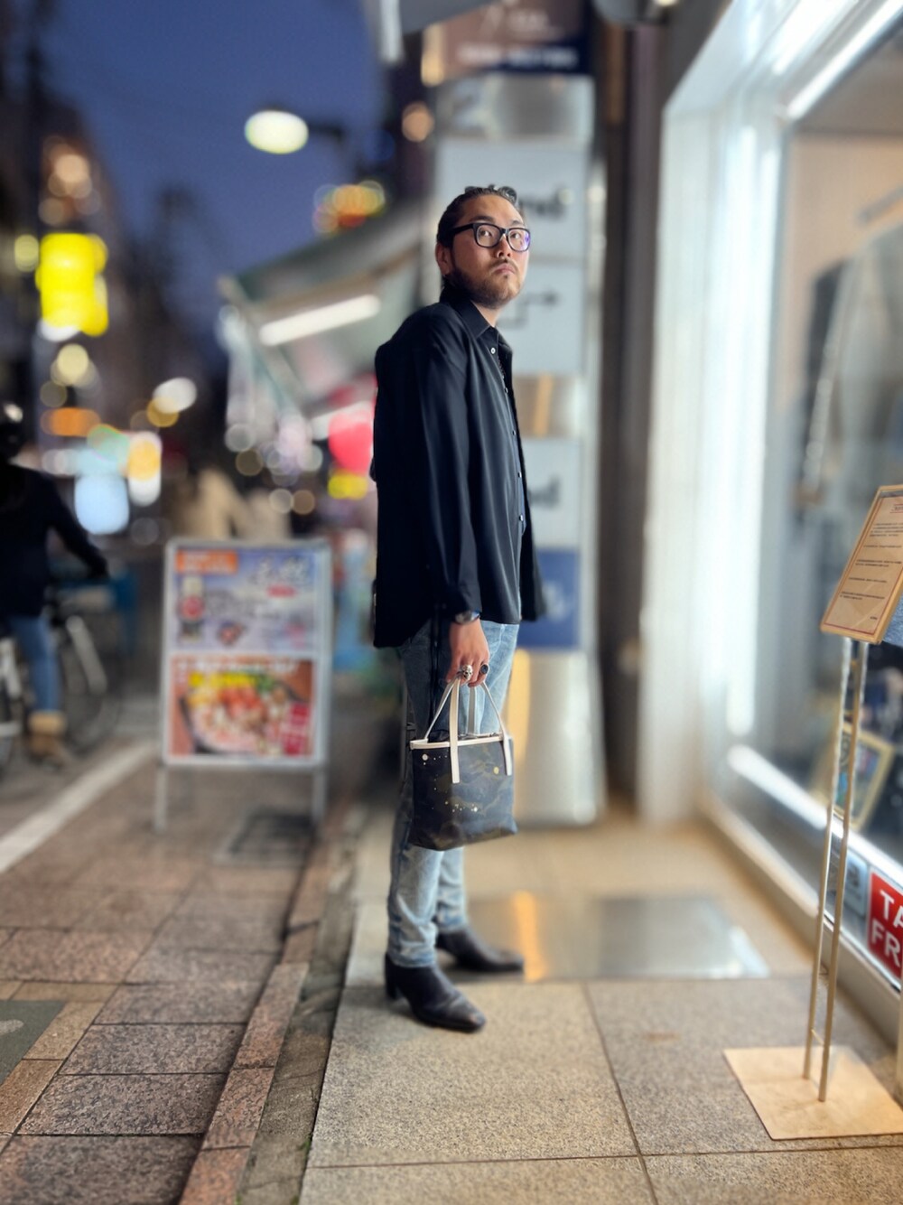ブラック系のシャツ/ブラウス、ホワイト系のトートバッグ、ブルー系のデニムパンツを着用したメンズの冬コーディネートの1枚目の写真