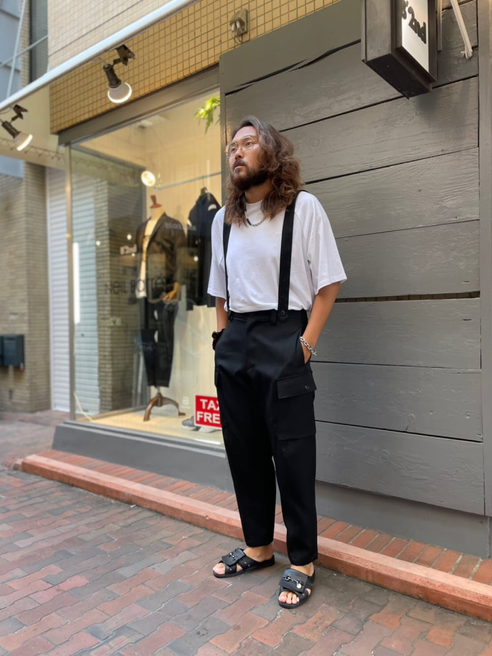 「シンプルコーデ、夏コーデ、サンダル、ストラップパンツ、カーゴパンツ、Tシャツ、めがね、便所サンダル、自由が丘、B2nd」｜「LUSORのLUSOR（ルーソル）SEAM SST /ルーズTee（Tシャツ/カットソー、ホワイト系）」を使った、胸毛王子さん（メンズ・182cm）の夏コーディネートの1枚目の写真