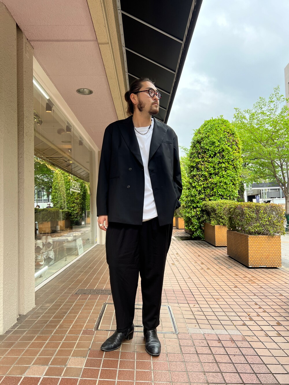 「春夏コーデ、大人カジュアル、キレイめ、メンズコーデ、モノトーンコーデ、きれいめカジュアル、テーラードジャケット、ジャケット、めがね、ワイドパンツ、オーバーサイズ、B2nd、b2nd自由が丘、自由が丘、ブーツ」｜「lownnのアイテム（テーラードジャケット、ブラック系）」を使った、胸毛王子さん（メンズ・182cm）の春コーディネートの1枚目の写真