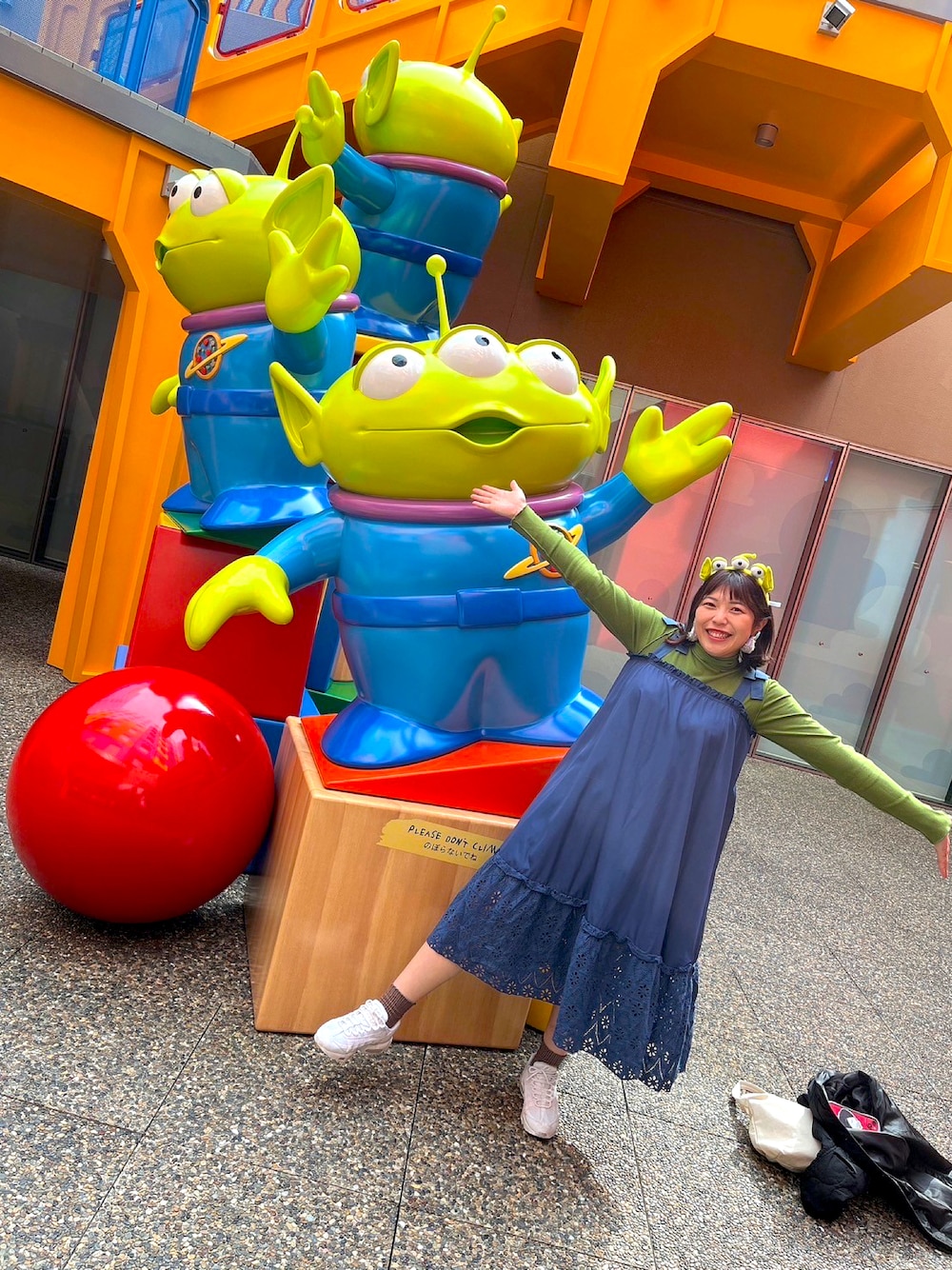 「ディズニーコーデ、ディズニー、トイストーリー、秋」｜「poppyのアイテム（ジャンパースカート、ブルー系）」を使った、まいまい。さん（レディース・157cm）の秋コーディネートの1枚目の写真