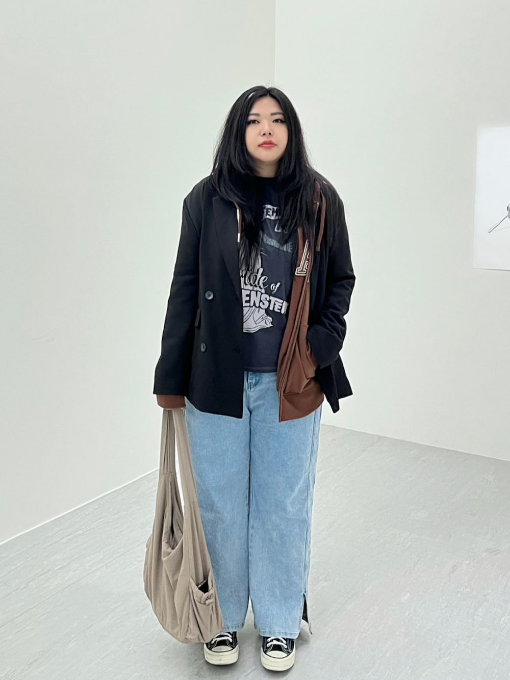 「冬のコーデ、大人カジュアル、plussize、plussizefashion、高身長女子、ootd、daily look、GAP、converse、Pull&Bear、テーラードジャケット、Tシャツ、ぽっちゃり、デニムパンツ、台湾」｜「H&Mのアイテム（Tシャツ/カットソー、グレー系）」を使った、包BAOさん（レディース・172cm）の冬コーディネートの1枚目の写真