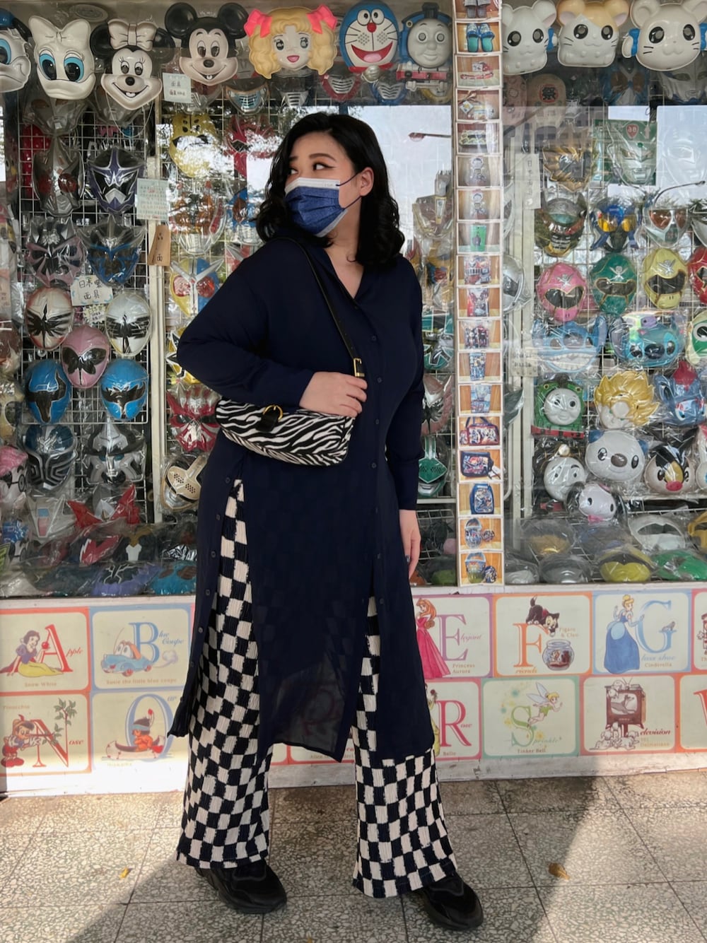 「ootd、daily look、復古、格子、juicyfatty、plussize、adidas、Meier.Q、ぽっちゃり、ラファコーデ、黑白搭配、台湾」｜「MEIER.Qのアイテム（シャツ/ブラウス、ブルー系）」を使った、包BAOさん（レディース・172cm）の冬コーディネートの1枚目の写真