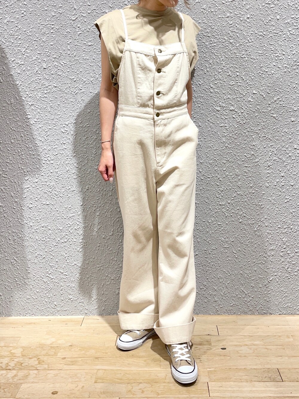 「コンバース、サロペット、LEE、ワンマイルウェア、スニーカーコーデ、白デニム、SENSEOFPLACE、夏コーデ、淡色コーデ、いいね、save、フォローお願いします🤑」｜「Leeのアイテム（オールインワン・サロペット、ホワイト系）」を使った、あゆさん（レディース・157cm）の夏コーディネートの1枚目の写真