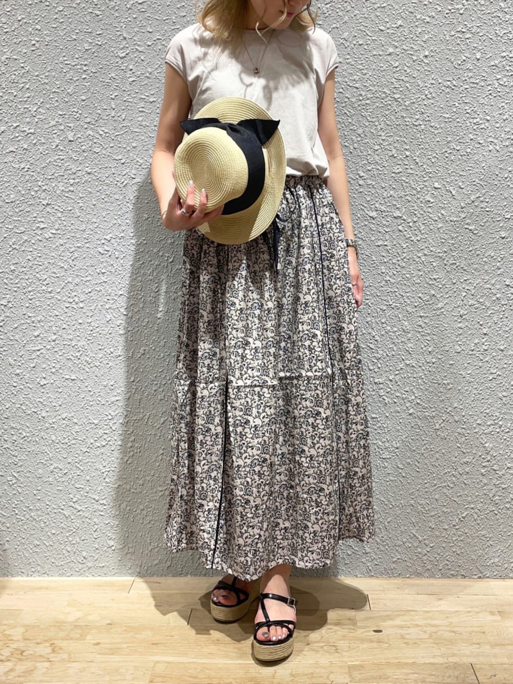 「休日スタイル、プチプラ、SENSEOFPLACE、ロングワンピース、花柄ワンピース、夏コーデ、麦わら帽子、ノースリーブ、厚底サンダル、いいね、save、フォローお願いします🤑」｜「SENSE OF PLACE by URBAN RESEARCHのドッキングワンピース（ワンピース、ベージュ系）」を使った、あゆさん（レディース・157cm）の夏コーディネートの1枚目の写真