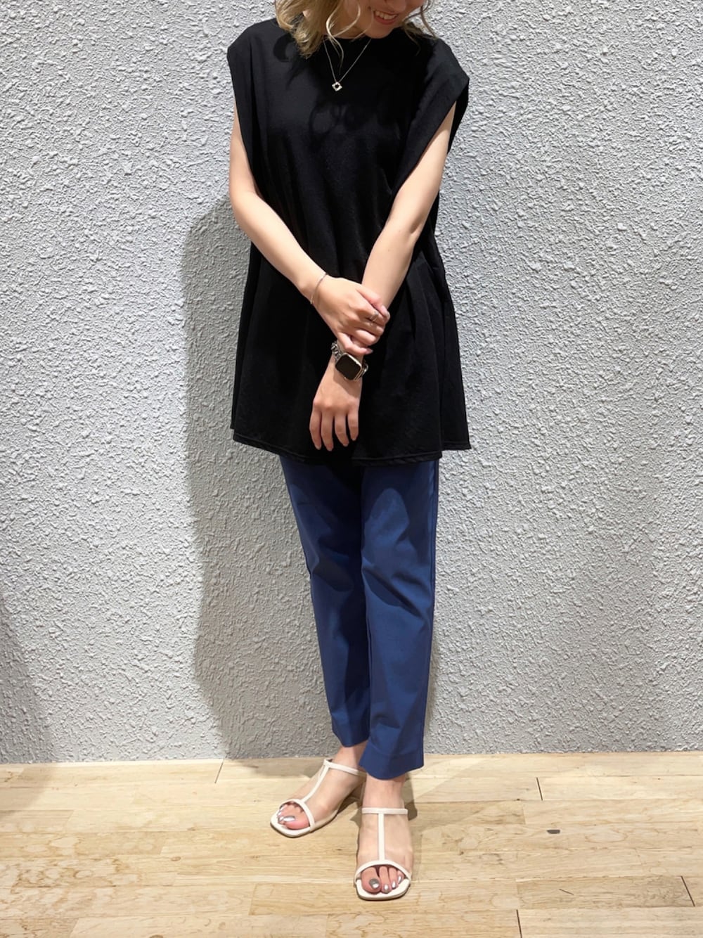 「テーパードパンツ、ブルー、休日スタイル、プチプラ、SENSEOFPLACE、パンツスタイル、夏コーデ、ノースリーブ、いいね、save、フォローお願いします🤑、チュールサンダル」｜「SENSE OF PLACE by URBAN RESEARCHのショルダータックチュニックトップ（Tシャツ/カットソー、ブラック系）」を使った、あゆさん（レディース・157cm）の夏コーディネートの1枚目の写真