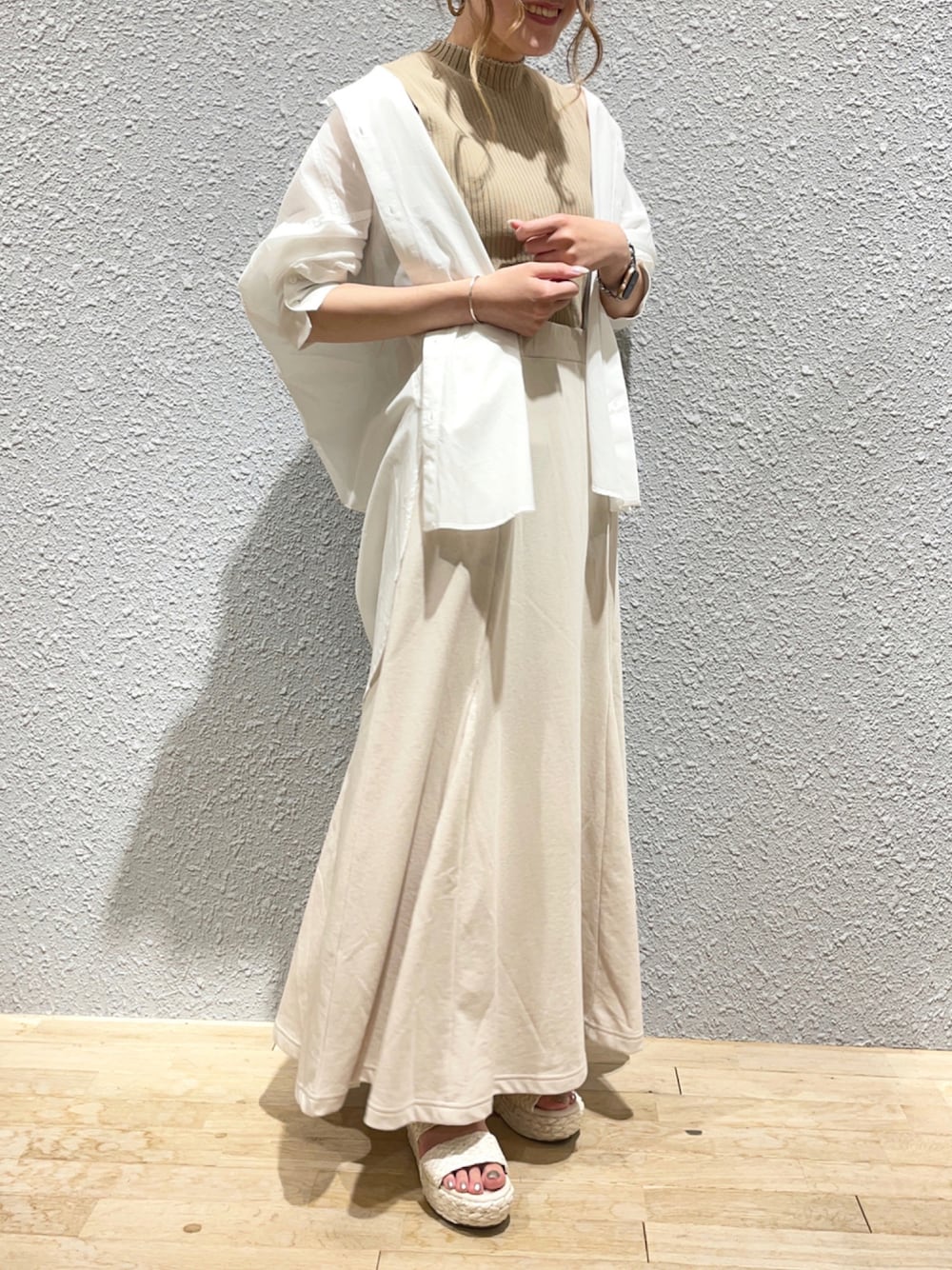 「休日スタイル、プチプラ、SENSEOFPLACE、厚底シューズ、ホワイトコーデ、マーメイドスカート、シアーシャツ、厚底サンダル、おしゃれさんと繋がりたい、いいね、save、フォローお願いします🤑」｜「SENSE OF PLACE by URBAN RESEARCHのデザインリブノースリーブニットトップ（ニット/セーター、ベージュ系）」を使った、あゆさん（レディース・157cm）の夏コーディネートの1枚目の写真