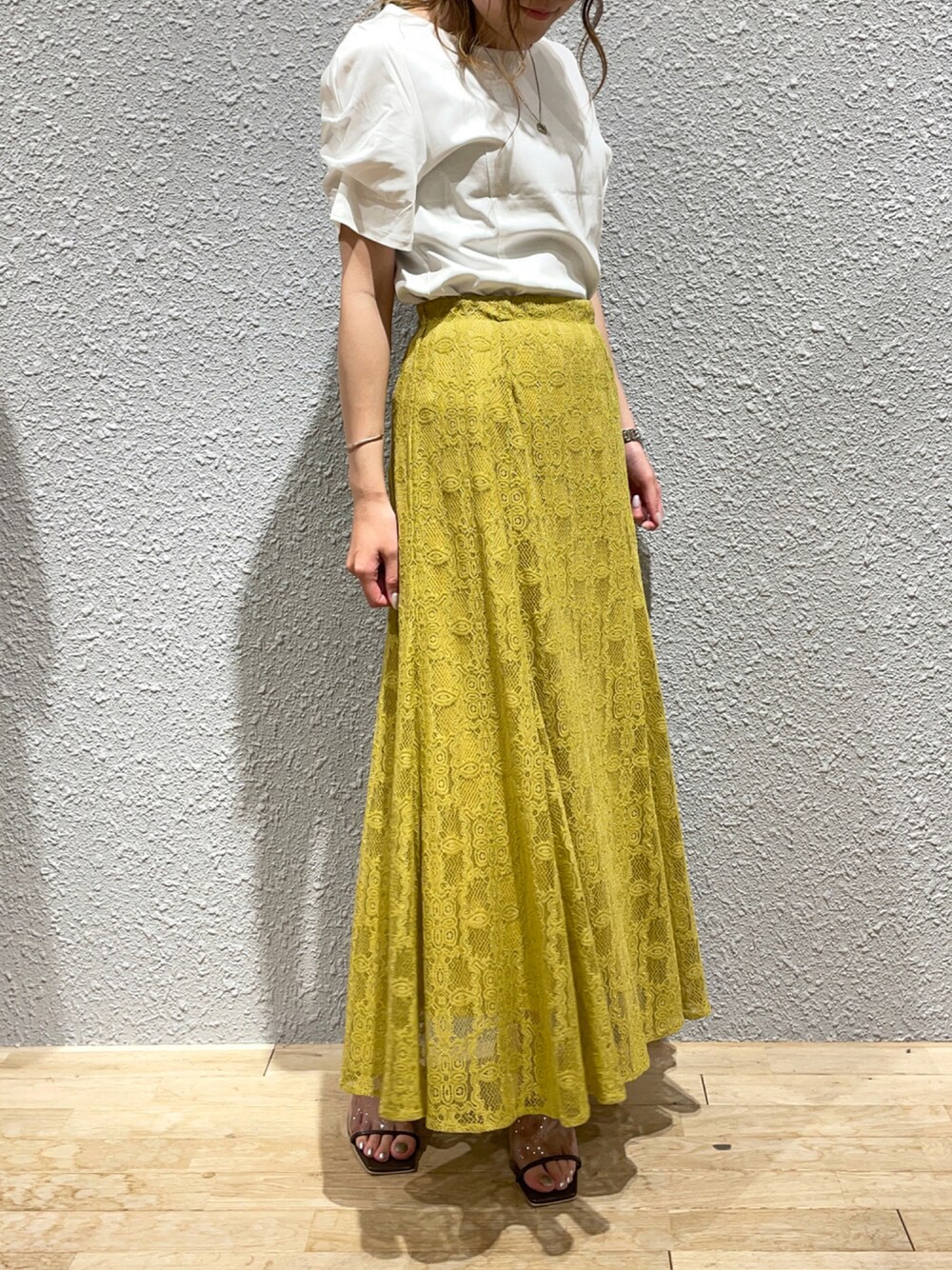 「イエロー、休日スタイル、プチプラ、ネオンカラー、SENSEOFPLACE、マーメイドスカート、白Tシャツ、クリアサンダル、ボリューム袖、いいね、save、フォローお願いします🤑」｜「SENSE OF PLACE by URBAN RESEARCHのデザインスリーブコンパクトトップ（Tシャツ/カットソー、ホワイト系）」を使った、あゆさん（レディース・157cm）の夏コーディネートの1枚目の写真